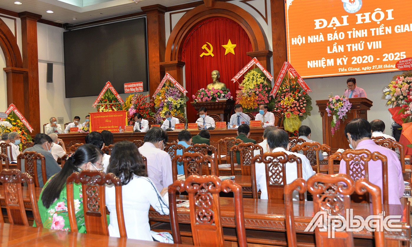 Phát biểu tham luận tại Đại hội.
