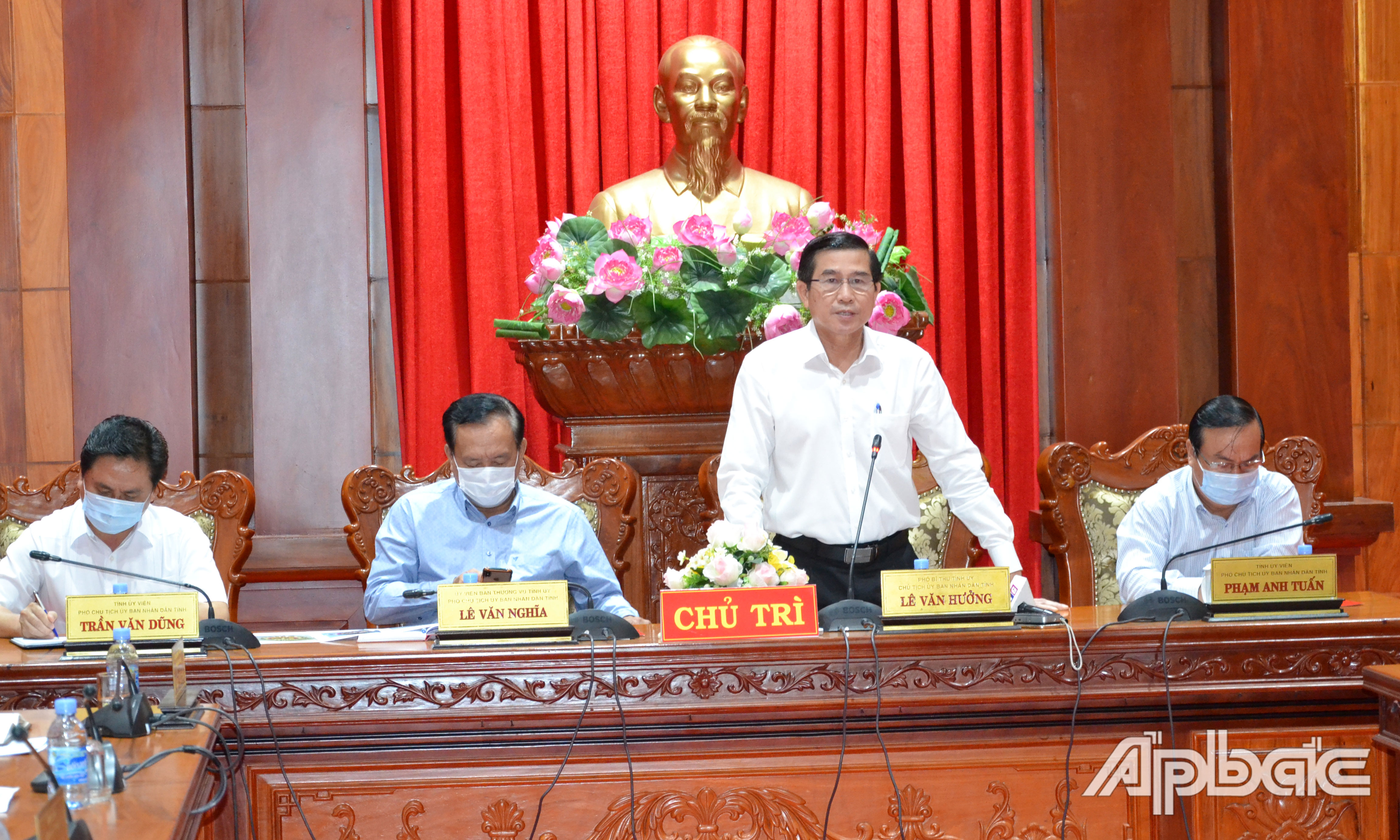 Đồng chí Lê Văn Hưởng phát biểu tại phiên họp.