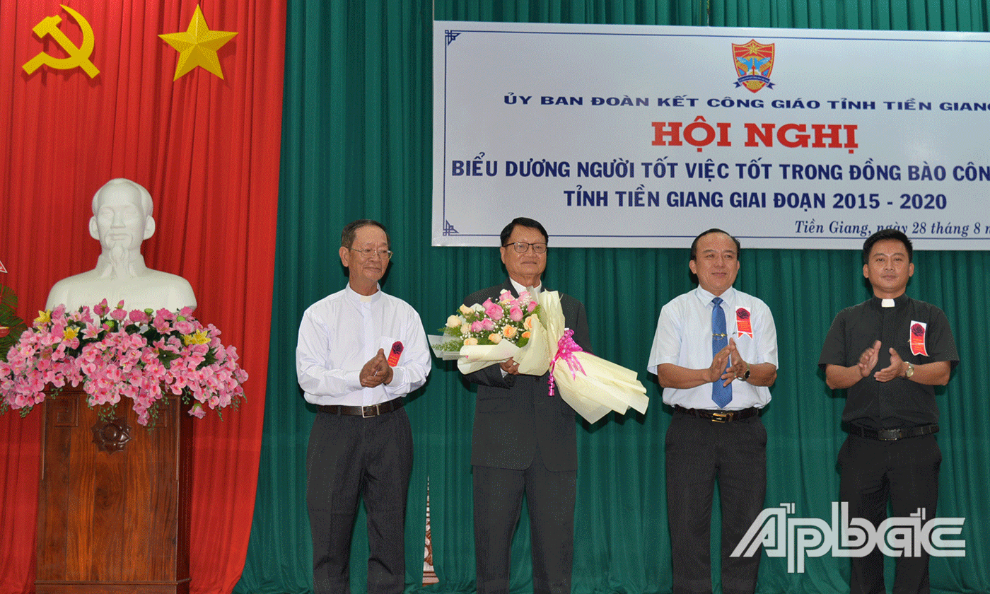 Đồng chí Nguyễn Chí Trung chúc mừng Ban Thường trực Uỷ ban đoàn kết Công giáo tỉnh vừa được chuẩn y.