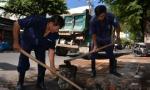 Một ngày của công nhân nạo vét cống