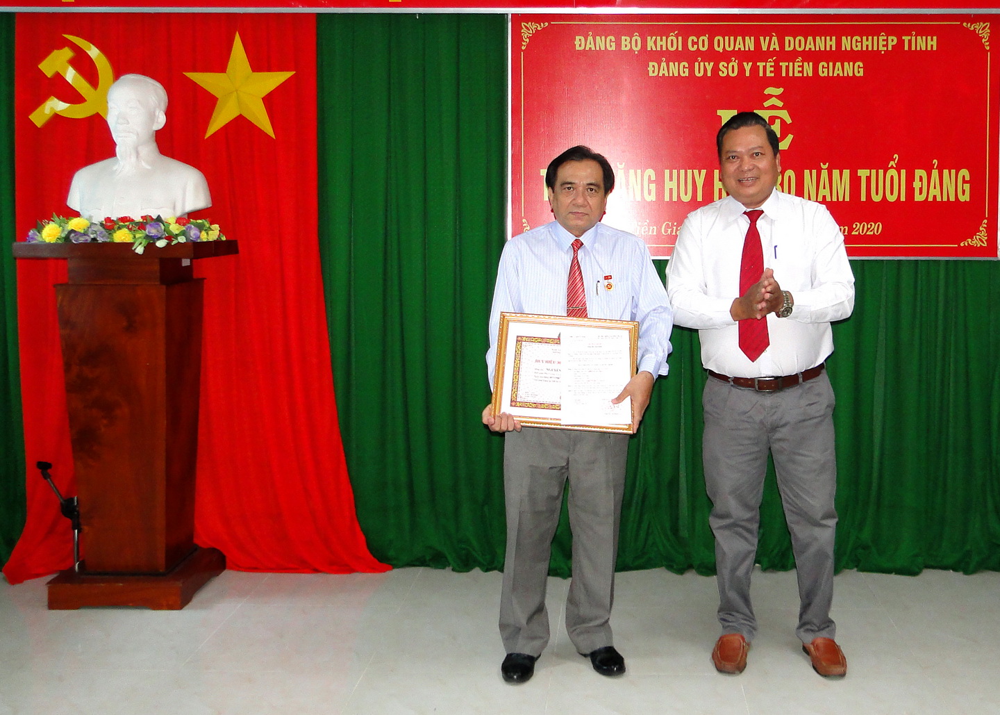 Đồng chí Võ Văn Dũng, trao quyết định và gắn huy hiệu 30 năm tuổi đảng cho đồng chí Nguyễn Văn Nguyện.