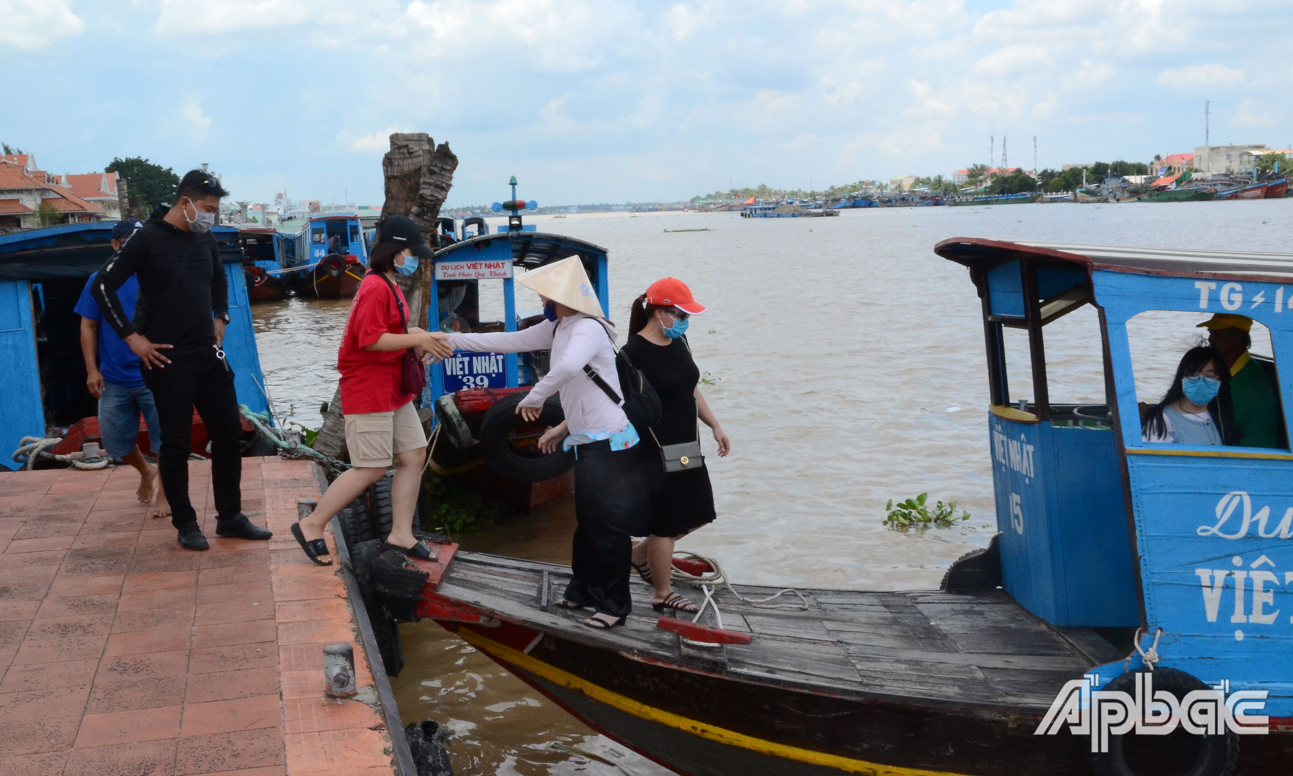 D khách xuống tàu để di chuyển sang cù lao Thới Sơn.