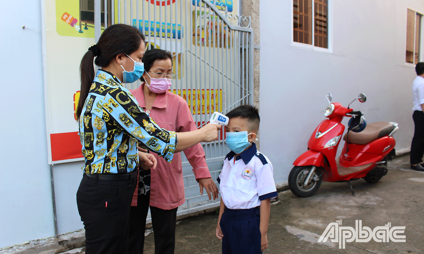 Đo thân nhiệt trước khi vào trường. 