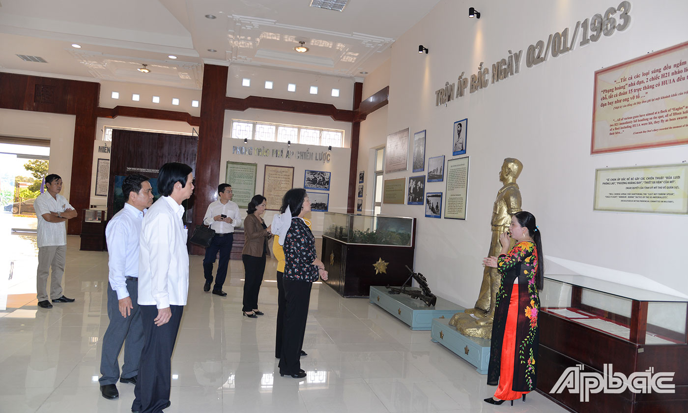 Đoàn công tác tham quan Khu di tích Ấp Bắc (TX. Cai Lậy).