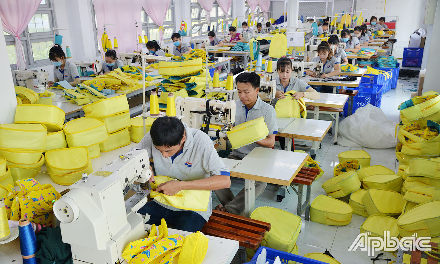 Một dây chuyền may ba lô, túi xách tại Công ty TNHH Sản xuất và Thương mại GLOVIS (xã Bình Nhì).