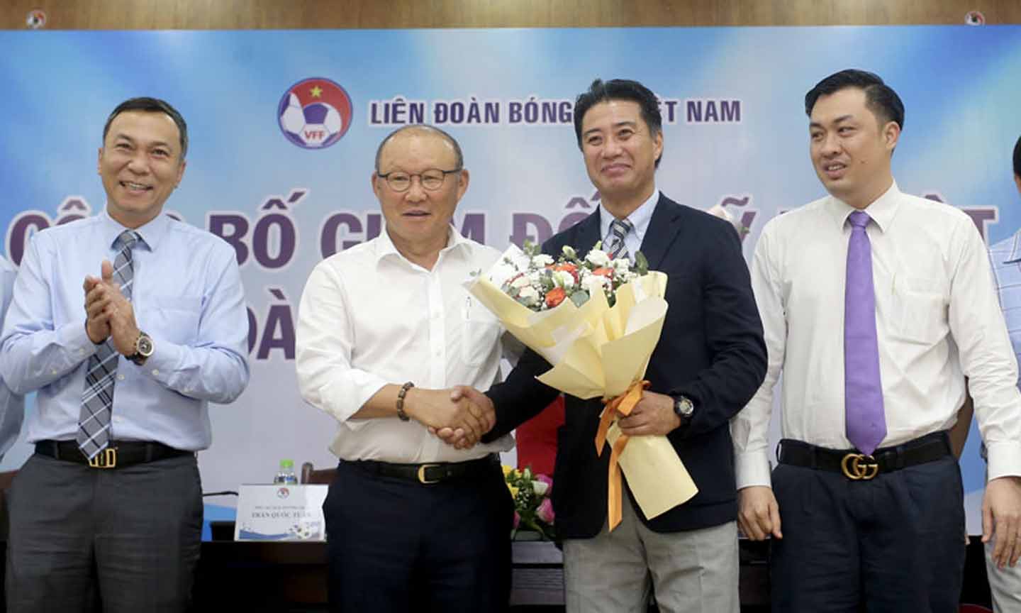 HLV trưởng Park Hang-seo tặng hoa chúc mừng tân GĐKT Yusuke Adachi. Ảnh: Hải Đăng.