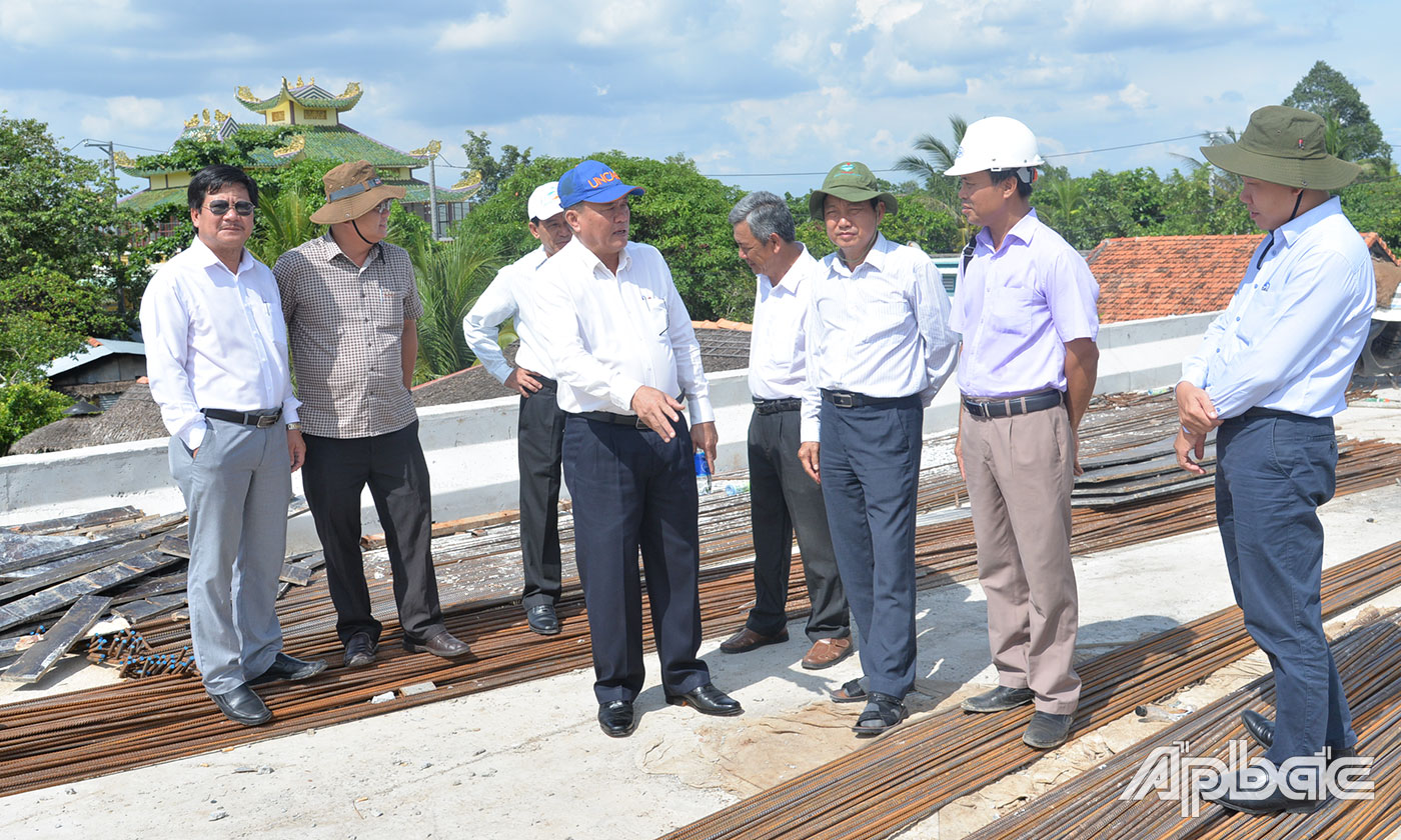 Đồng chí Lê Văn Nghĩa cùng các đơn vị liên quan kiểm tra tiến độ thi công cầu Vàm Trà Lọt.