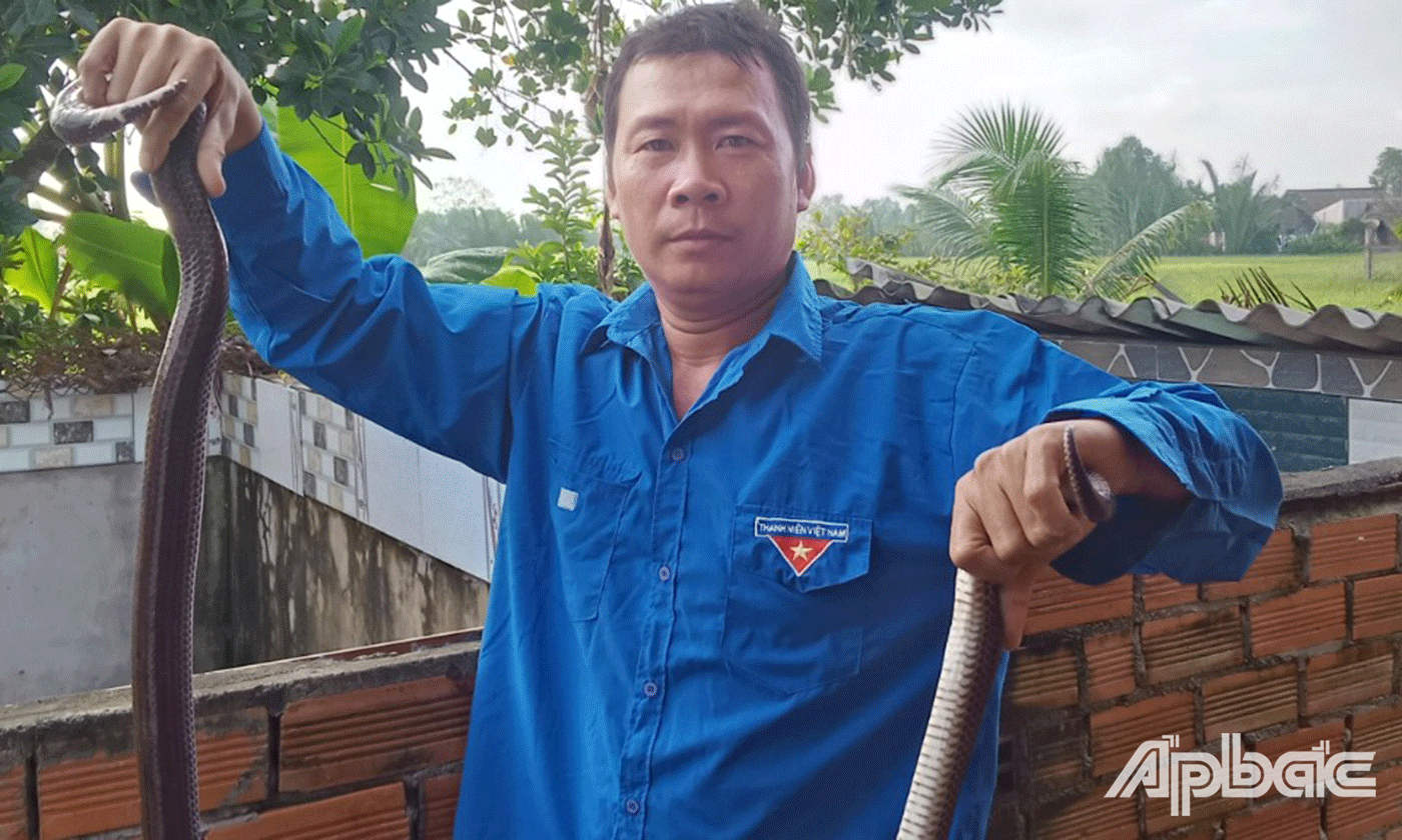 Trại nuôi trăn và rắn của anh Nguyễn Như Khương
