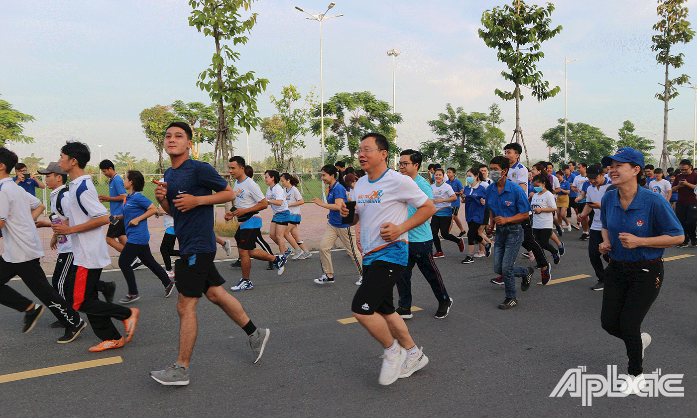 Đoàn viên, hội viên, thanh niên tham gia chương trình bằng cách chạy bộ