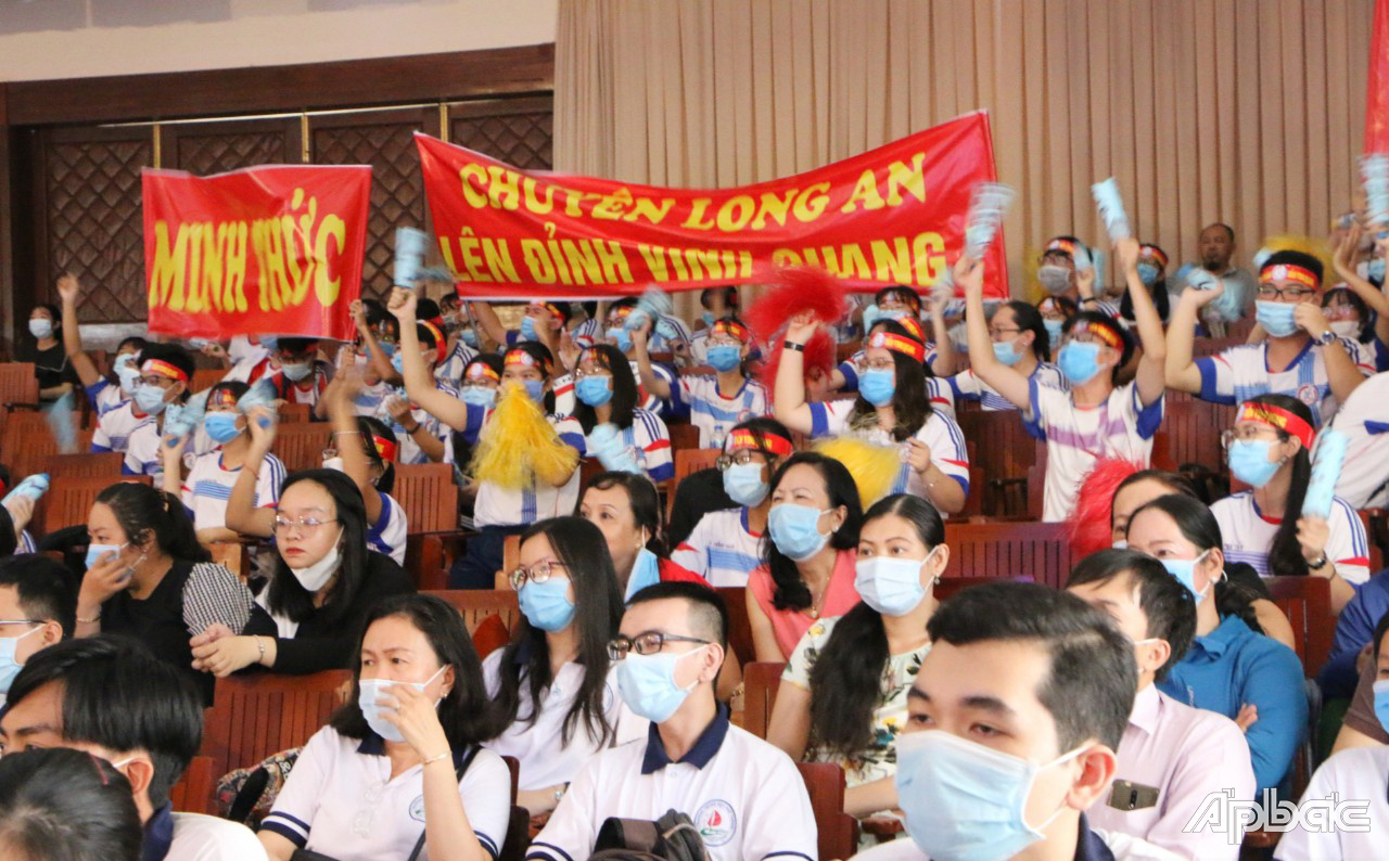 Cổ động viên Trường THPT Chuyên Long An.