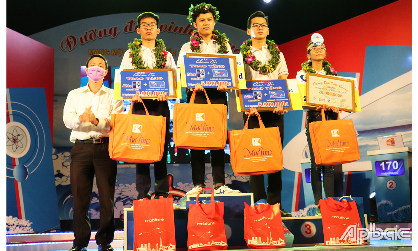 Đại diện báo Mực Tím trao tặng quà cho các thí sinh.