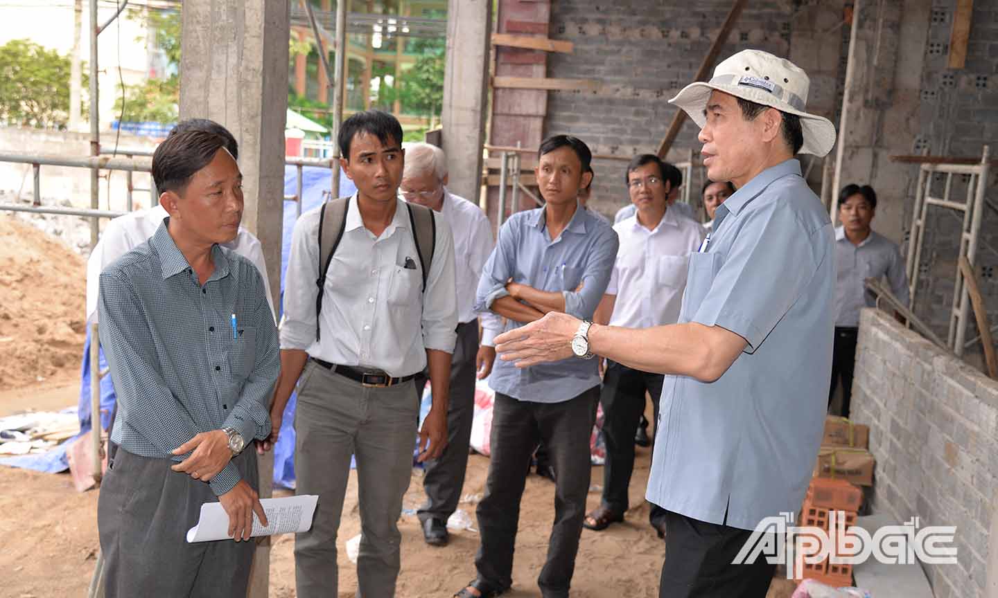 Đồng chí Lê văn Hưởng kiểm tra công tác thi công công trình Khối hành chính Trường Tiểu học Dưỡng Điềm.