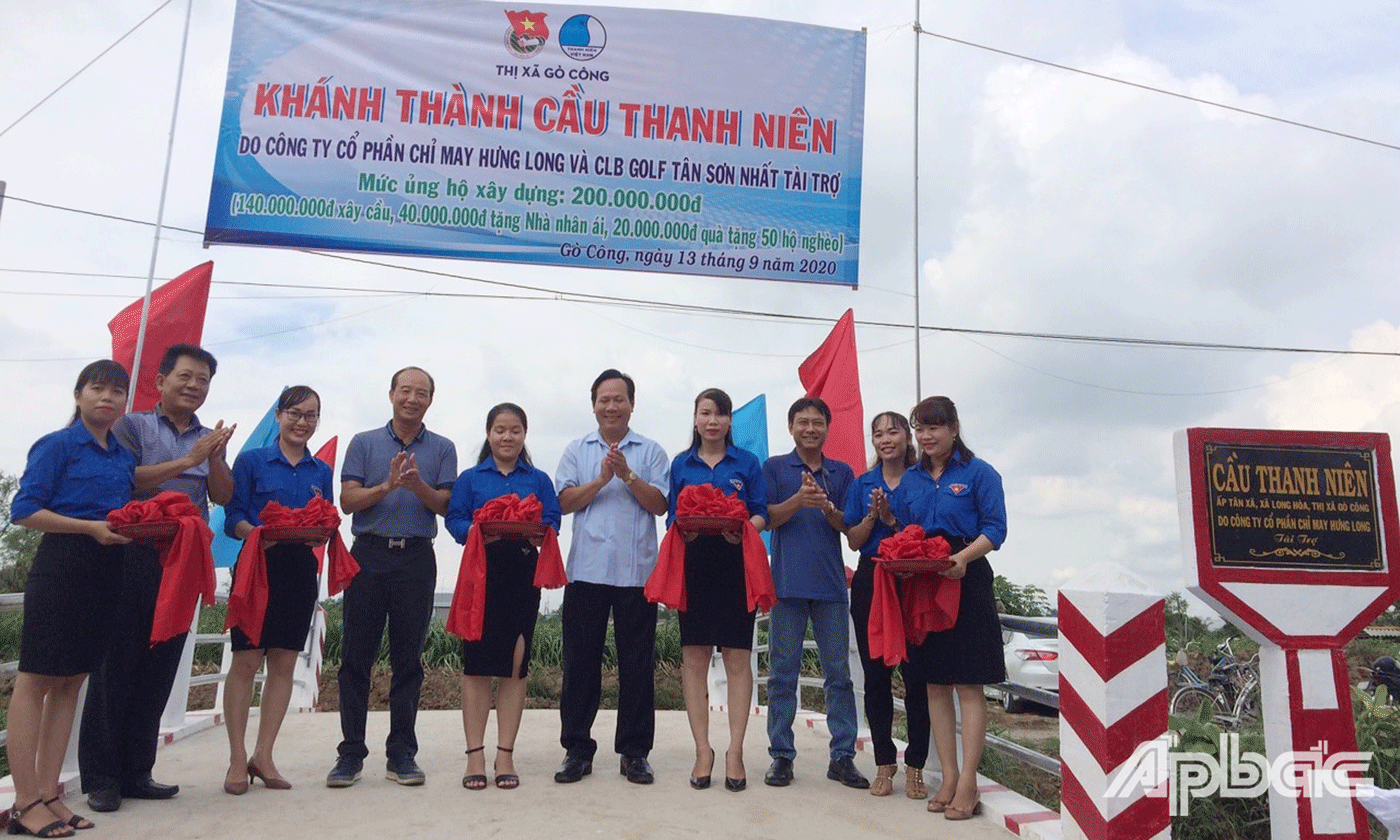 Đại biểu cắt băng khánh thành cầu giao thông nông thôn 
