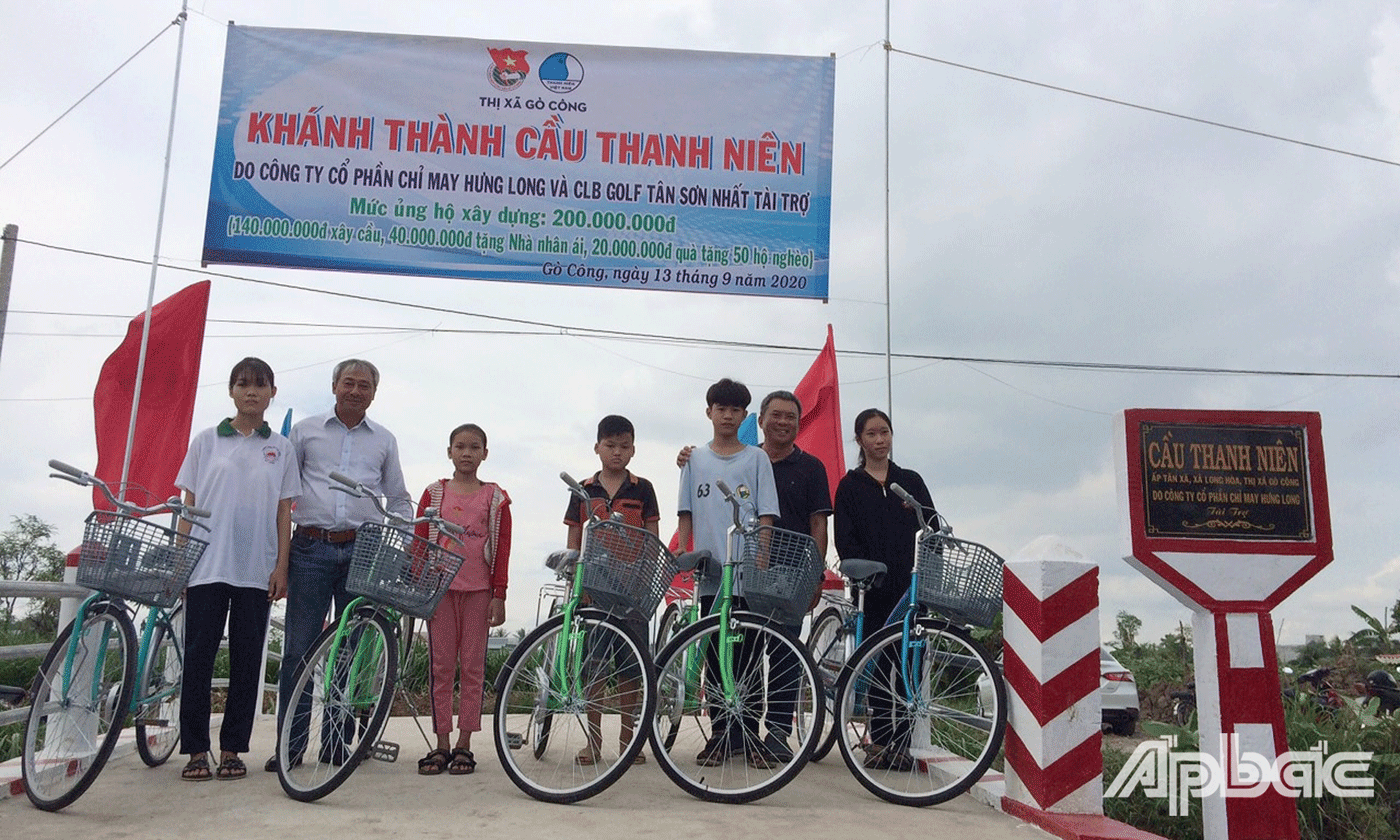 công ty TNHH TM Tân Hoàng Gia TP. HCM tặng 20 chiếc xe đạp cho các em học sinh có hoàn cảnh đặc biệt khó khăn