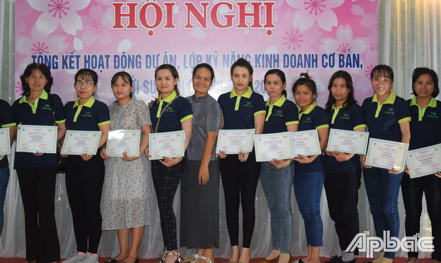 Điều phối viên, quyền Giám đốc Dự án NMA, Nguyễn Thị Mai Hương trao giấy chứng nhận cho các học viên.