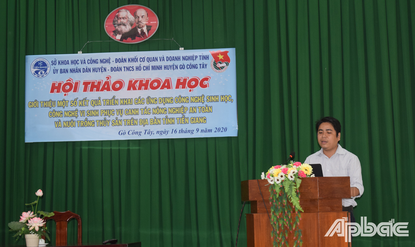 các kỹ sư diễn giải trình bày tham luận một số mô hình canh tác nông nghiệp đạt hiệu quả. 