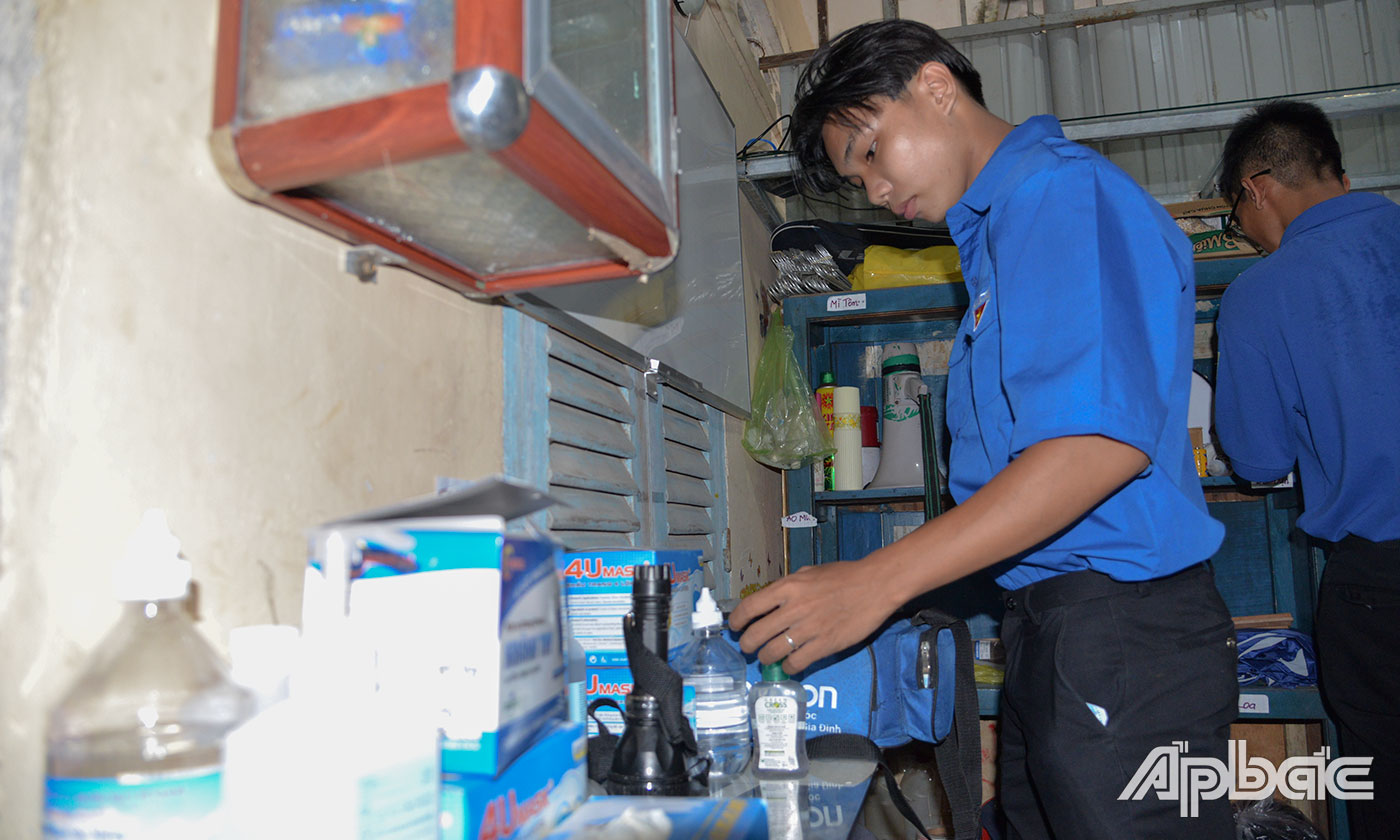 Kiểm tra các vật dụng y tế trước khi xuất phát.