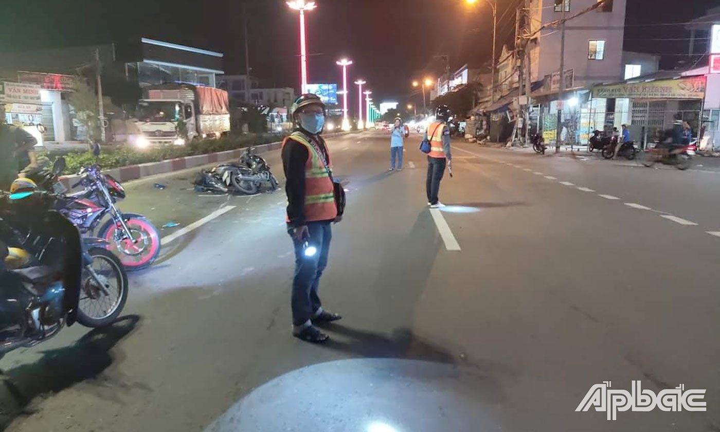 Đội thanh niên tình nguyện tham gia điều tiết giao thông, bảo vệ hiện trường tai nạn để cơ quan chức năng đến xử lý.