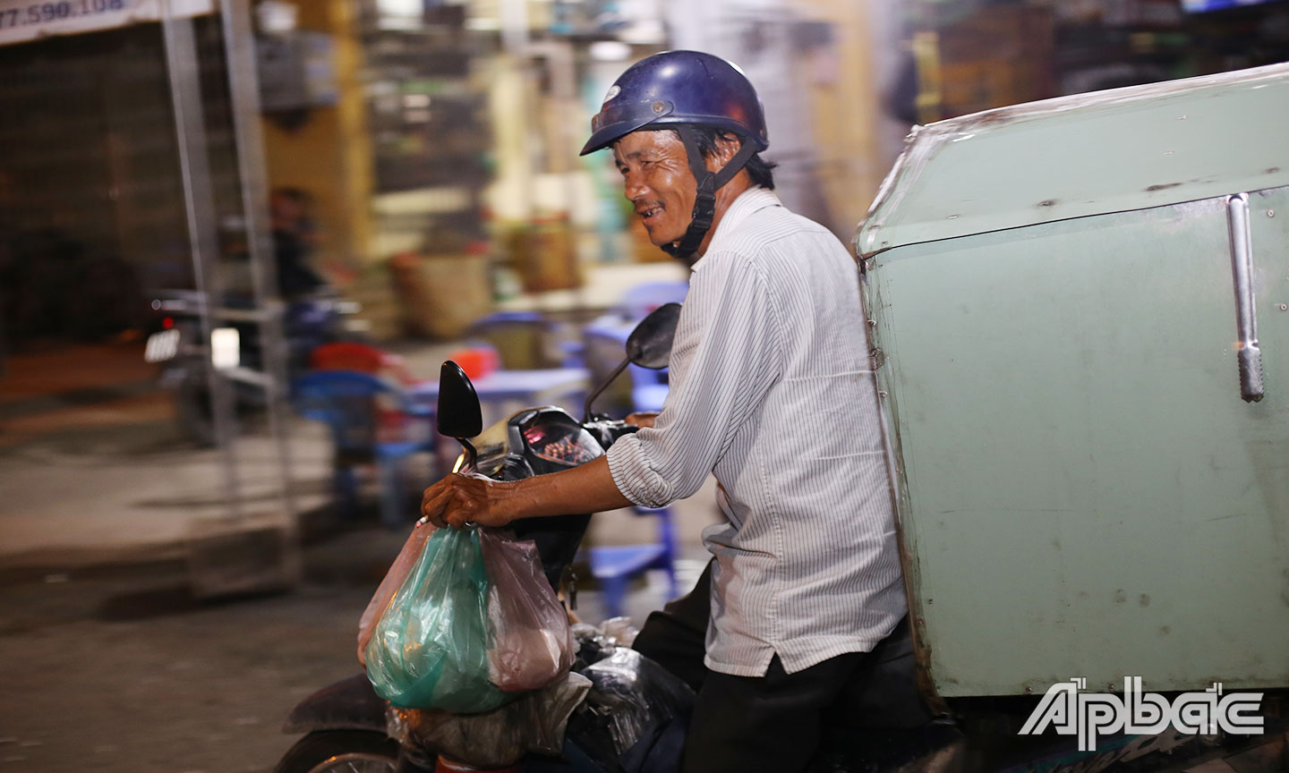 Những người bán “bánh mì nóng giòn” về đêm trên các  ngã đường.