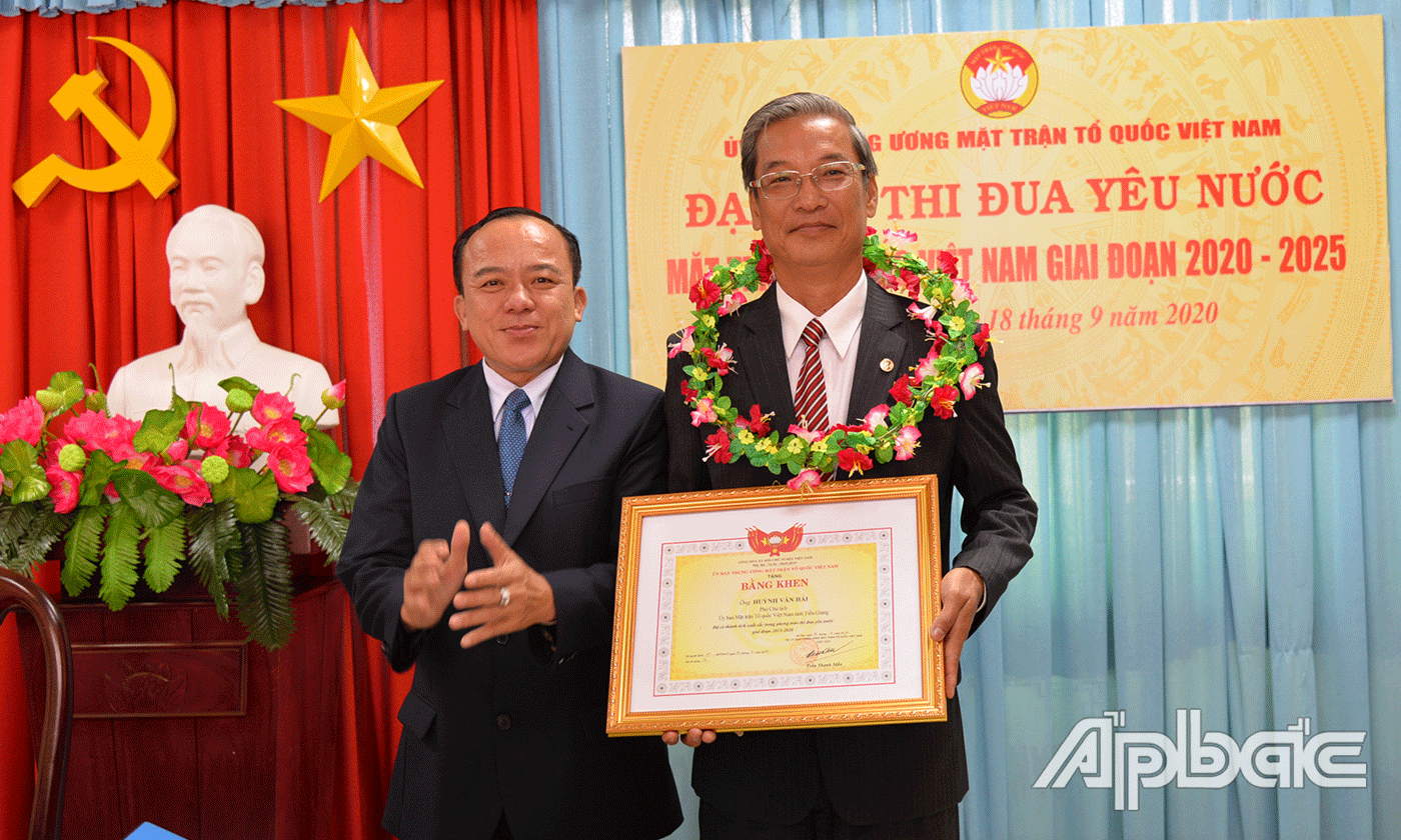 Trao bằng khen của Trung ương MTTQ Việt Nam cho đồng chí Huỳnh Văn Hải.