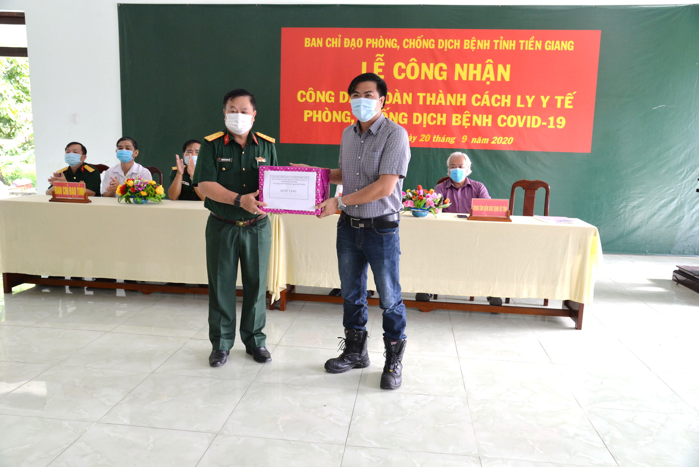 Đồng chí Nguyễn Văn Bé Bảy, Phó Chỉ huy trưởng Bộ chỉ huy quân sự tỉnh Tiền Giang nhận quà từ đại diện công dân gửi tặng khu cách ly
