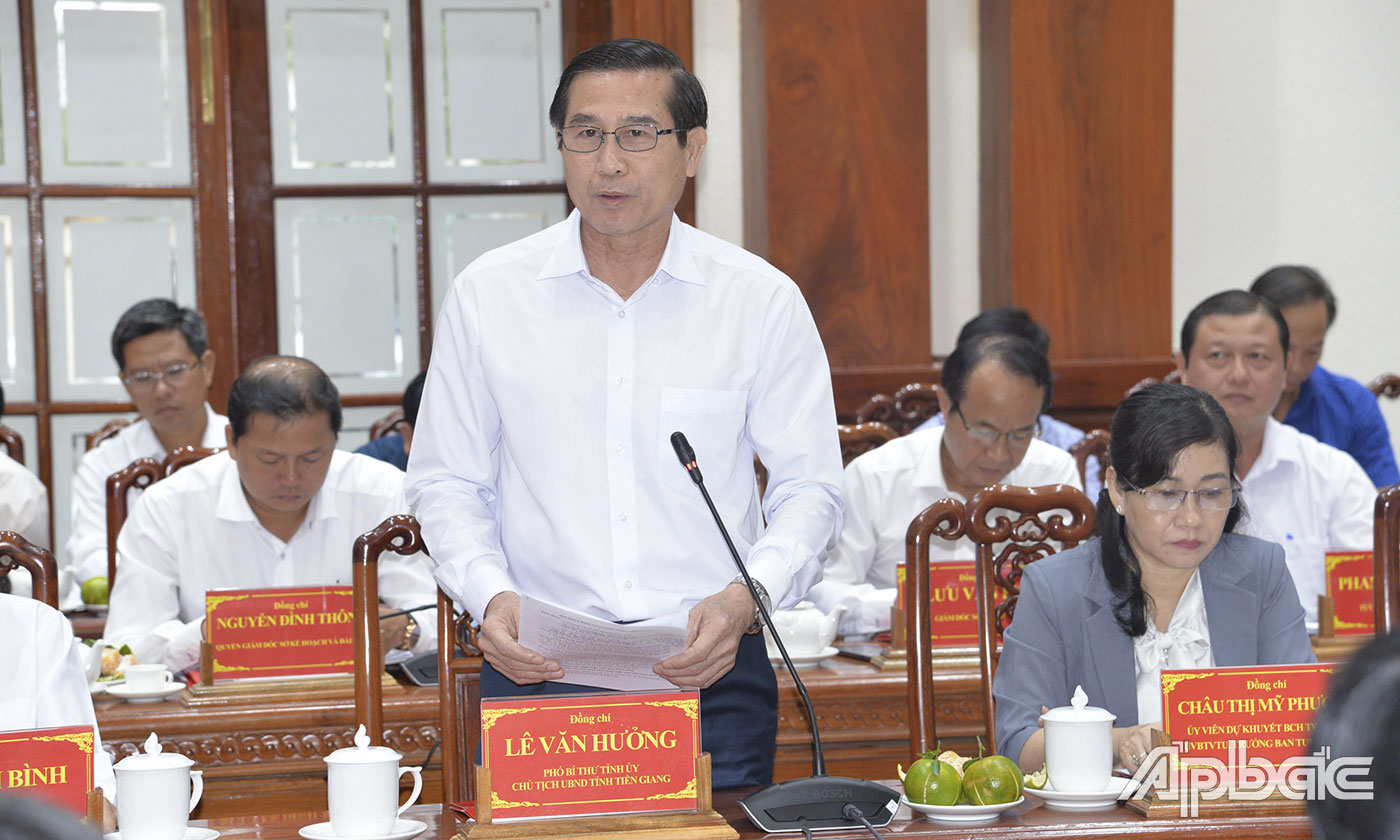 Chủ tịch UBND tỉnh Tiền Giang Lê Văn Hưởng phát biểu tại buổi làm việc.