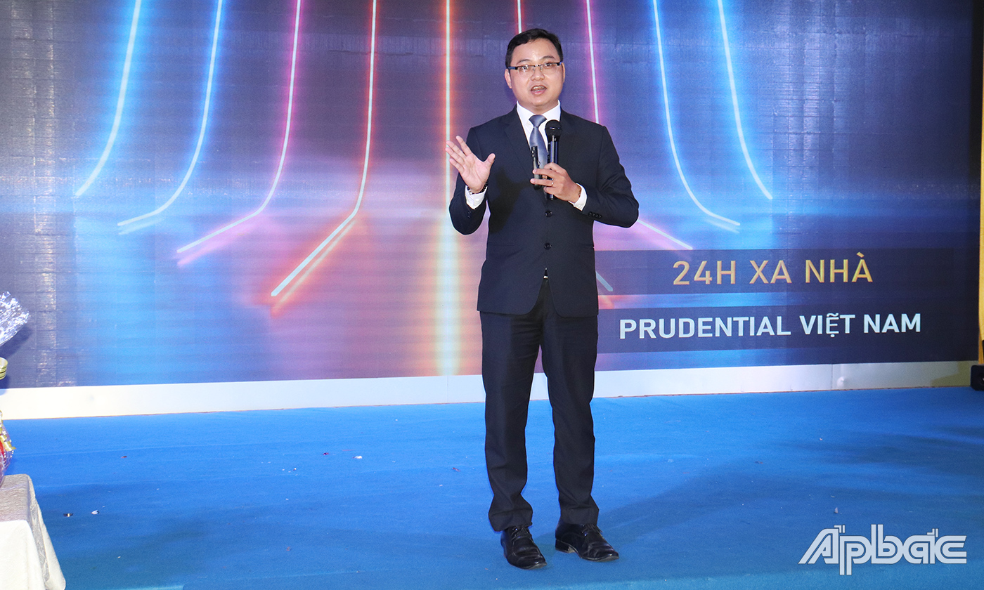 Lãnh đạo Prudential tư vấn các gói bảo hiểm phù hợp với khách hàng.