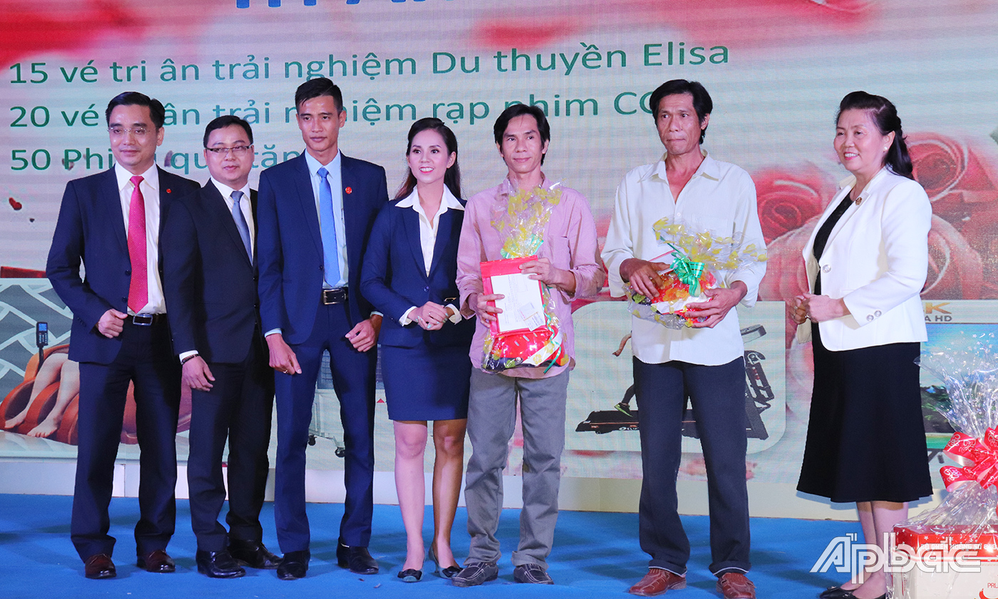 Đại diện Công ty Prudential bàn giao hợp đồng mới cho khách hàng.