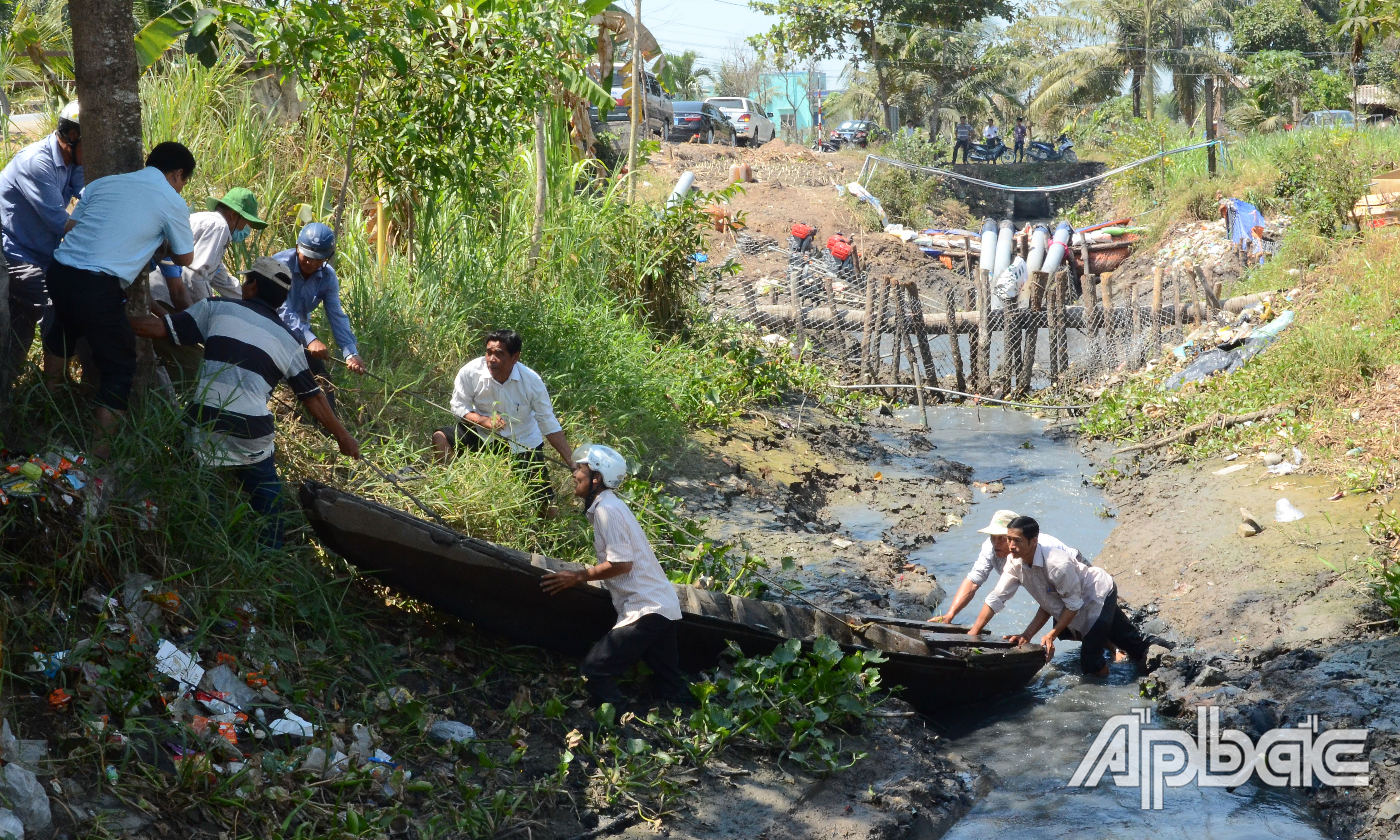 Cắt vụ, tích trữ nước ngọt đang được các địa phương tập trung thực hiện để phòng, chống hạn, mặn.