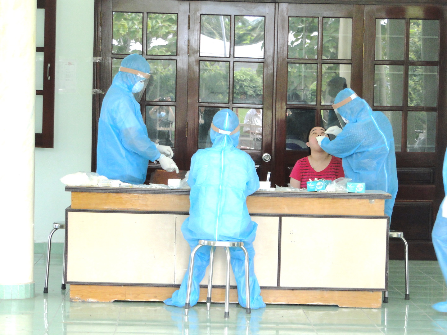 Lấy mẫu  xét nghiệm SARS -CoV-2 cho công dân cách ly. 