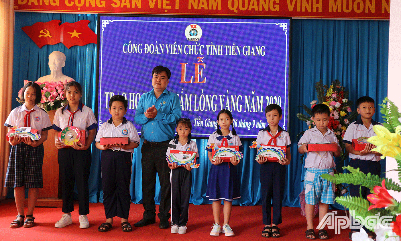 Đồng chí Đặng Văn Chiến Chủ tịch Công đoàn Viên chức Tiền Giang trao học bổng và bánh trung thu cho các em thiếu nhi vượt khó học giỏi