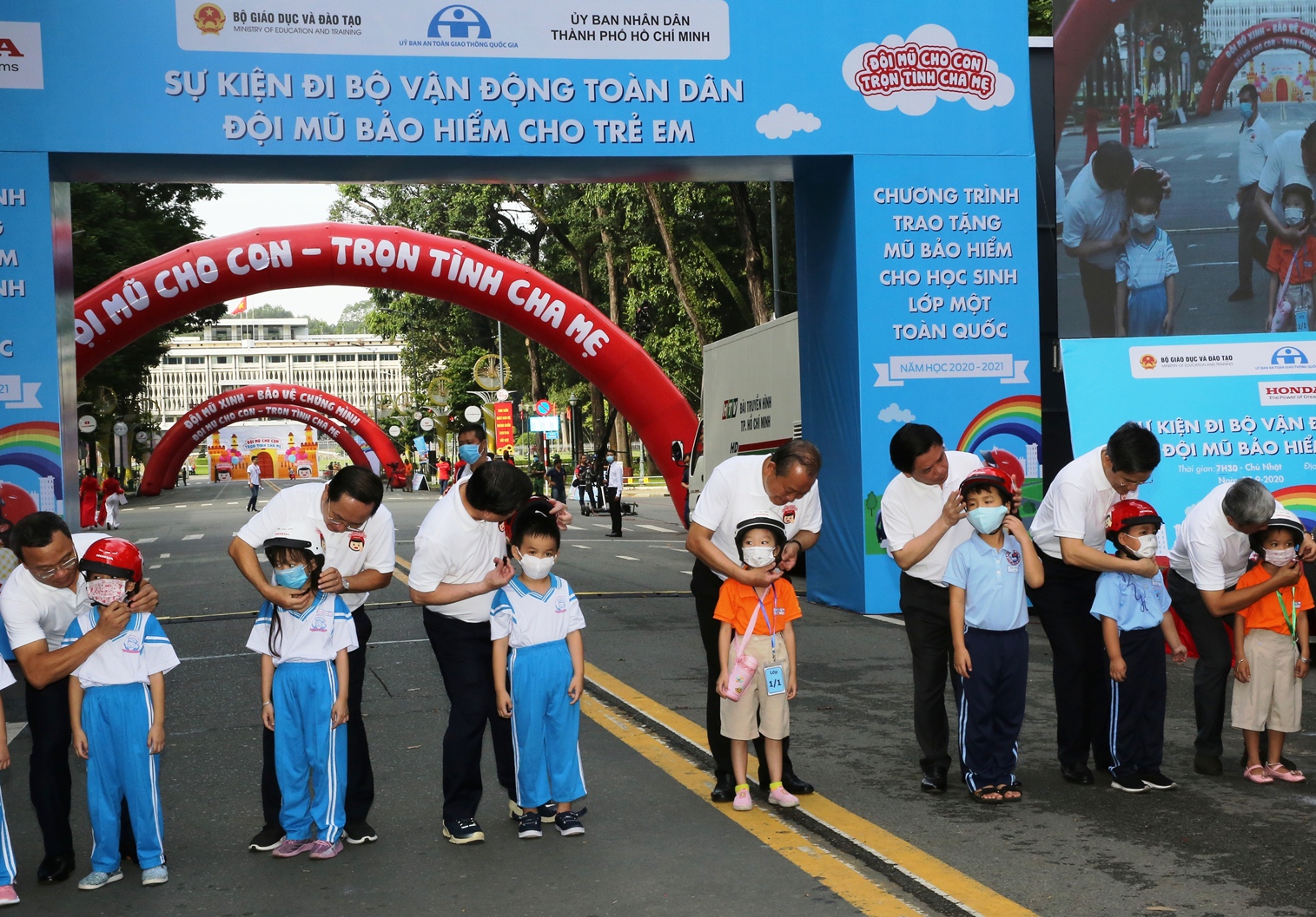 Phó Thủ tướng Thường trực Chính phủ Trương Hòa Bình cùng nhiều lãnh đạo ban, ngành tặng mũ bảo hiểm cho các em học sinh lớp 1. Ảnh: VGP/Mạnh Hùng