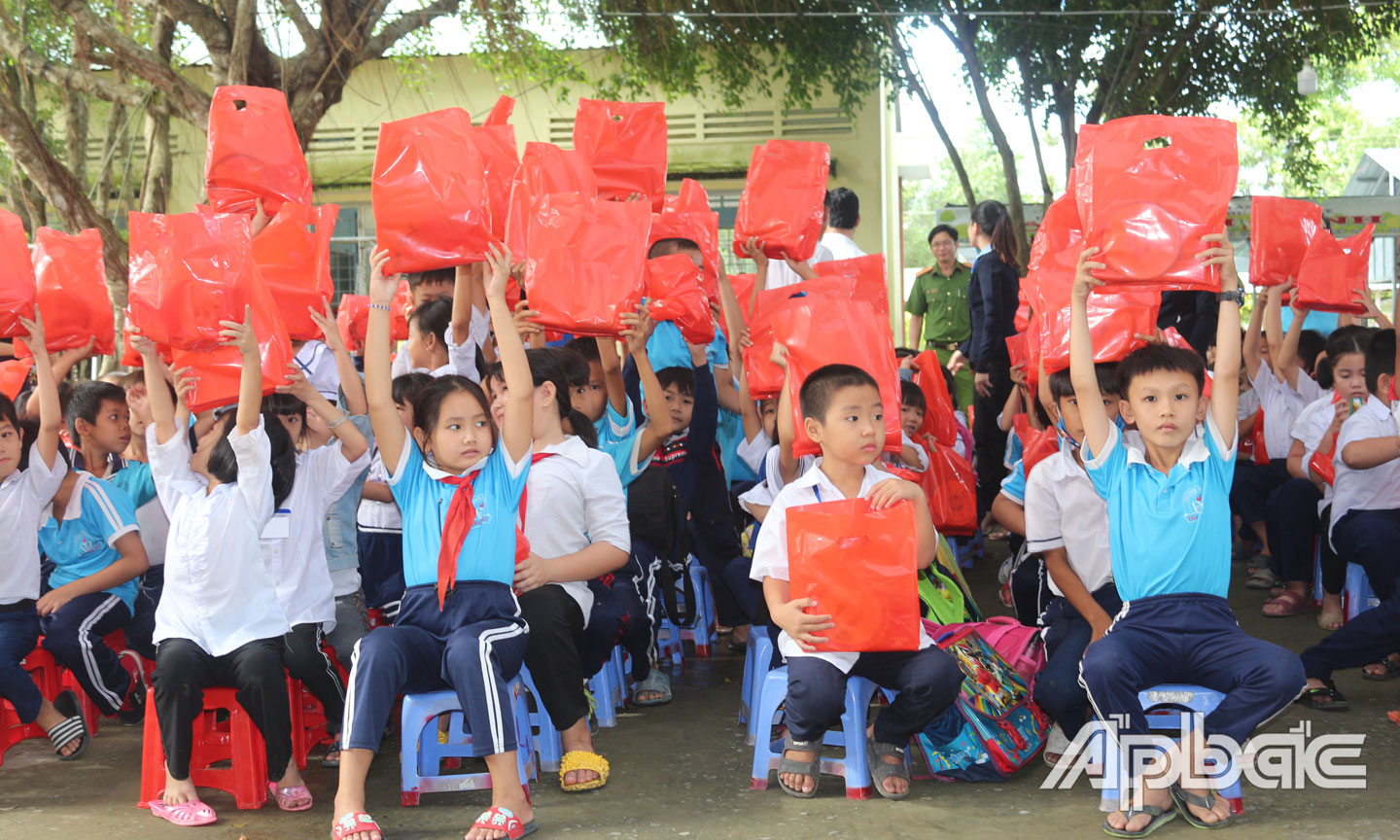 Niềm vui của các học sinh khi được nhận quà.