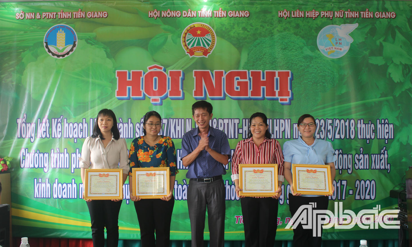 Đồng chí Trịnh Công Minh trao tặng Giấy khen cho tập thể và cá nhân có thành tích xuất sắc trong thực hiện Chương trình phối hợp tuyên truyền, vận động sản xuất, kinh doanh nông sản thực phẩm an toàn vì sức khỏe cộng đồng giai đoạn 2017 - 2020.