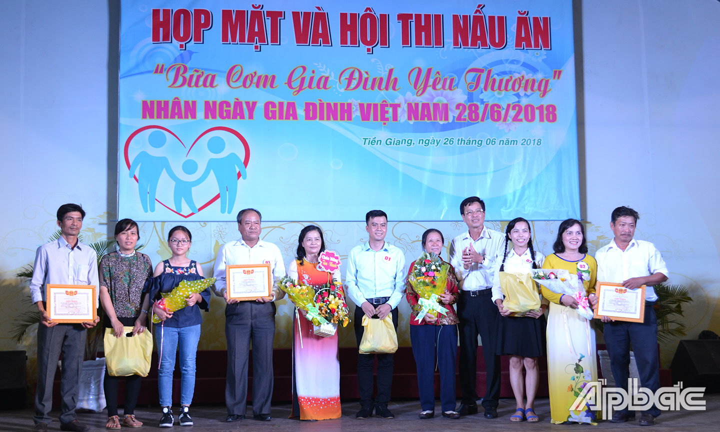 Thời gian qua, Ban Chỉ đạo Công tác gia đình tỉnh, các huyện, thành, thị tổ chức nhiều hoạt động tuyên truyền  nâng cao nhận thức người dân trong việc xây dựng gia đình hạnh phúc. Ảnh: THU HOÀI