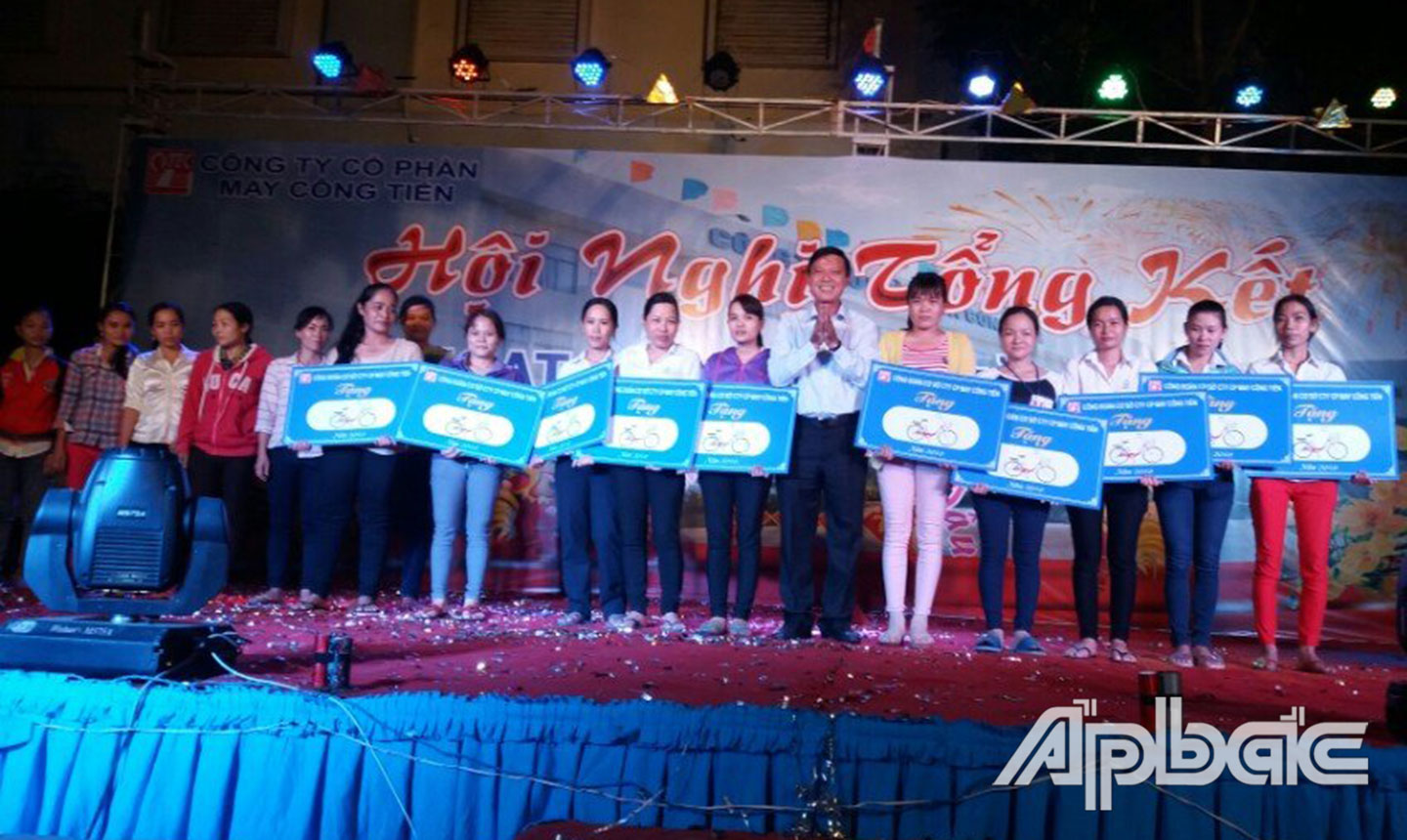 CĐCS Công ty cổ phần may Công Tiến khen thưởng nữ CNLĐ dịp tổng kết cuối năm.