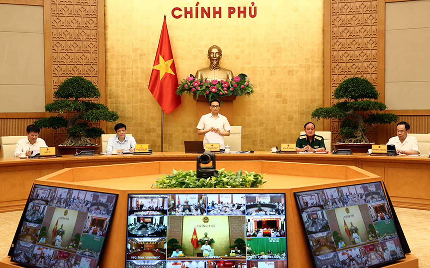 Phó Thủ tướng Vũ Đức Đam chủ trì cuộc họp sáng 3-10. (Ảnh: VGP)