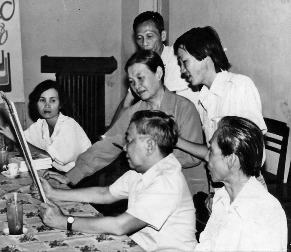 Nhà thơ Tố Hữu cùng phu nhân và nhà thơ Bảo Định Giang đến thăm và làm việc tại Hội Văn học - Nghệ Thuật Tiền Giang (năm 1982) - Ảnh: ĐỨC LẬP