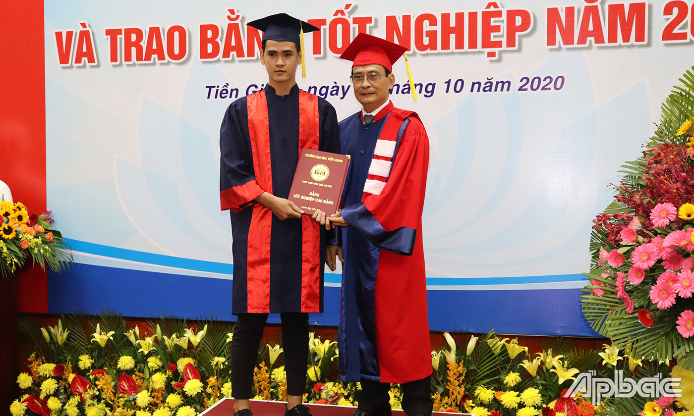 PGS.TS Võ Ngọc Hà trao bằng tốt nghiệp cho các tân khoa.