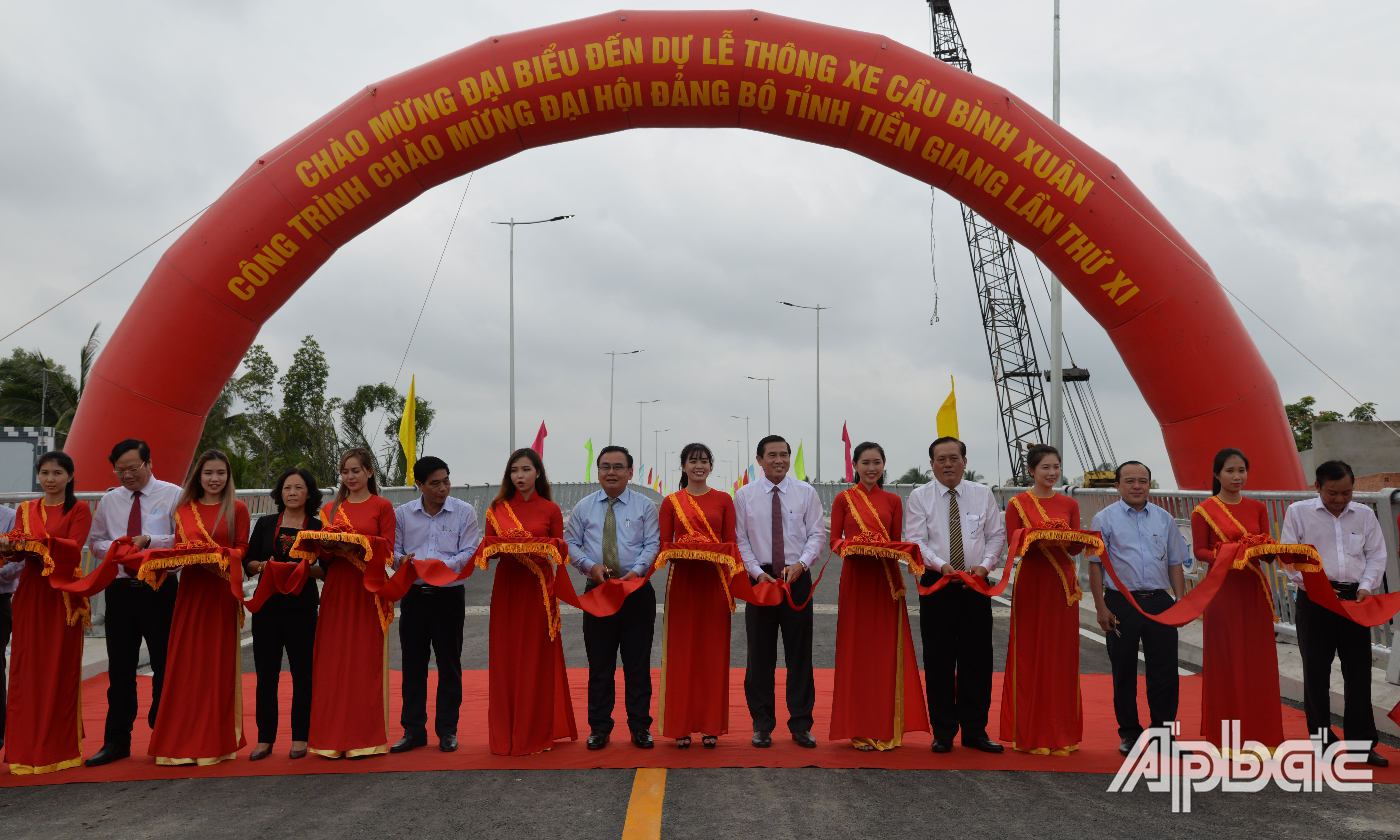 Lãnh đạo tỉnh cắt băng thông xe cầu Bình Xuân.