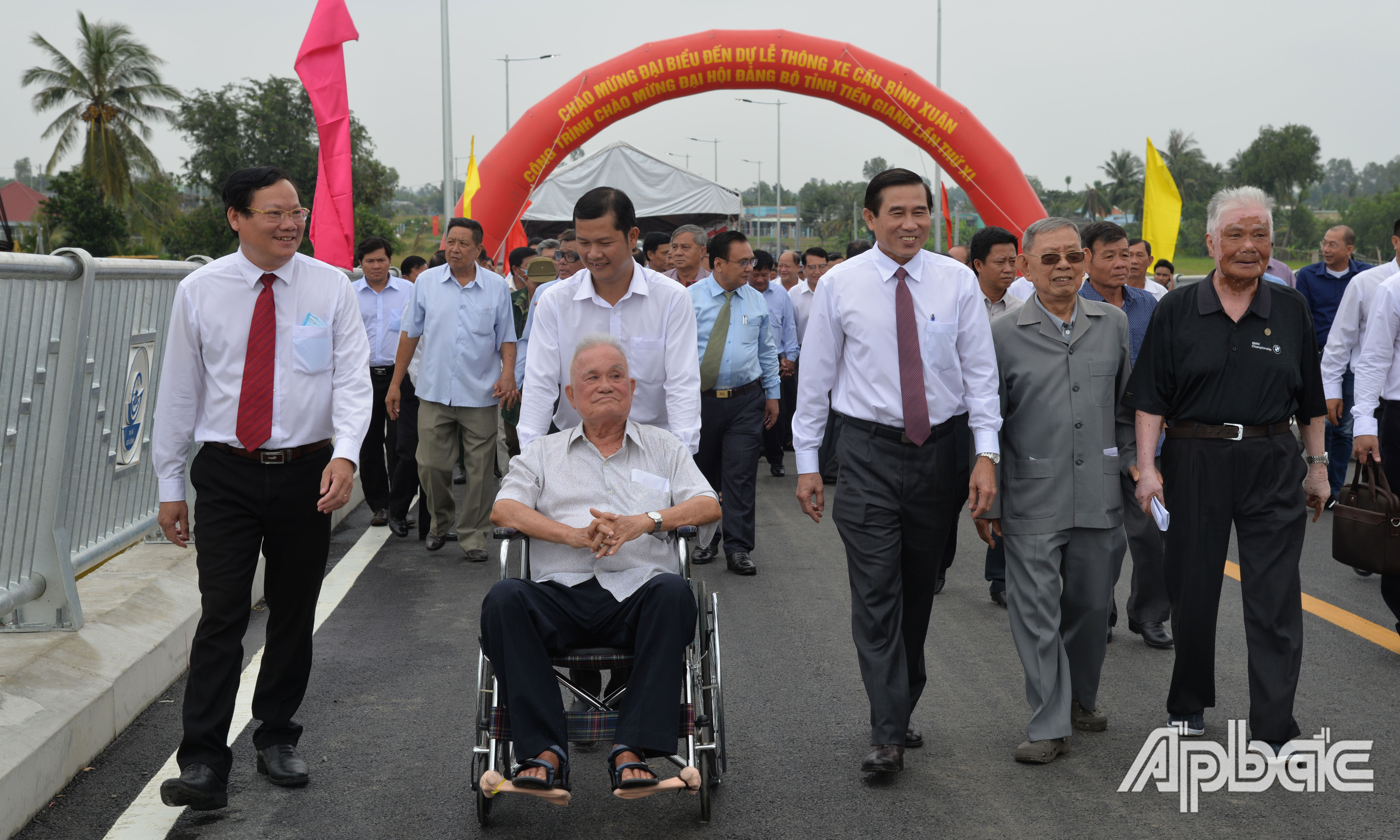 Lãnh đạo tỉnh tham quan cầu Bình Xuân.
