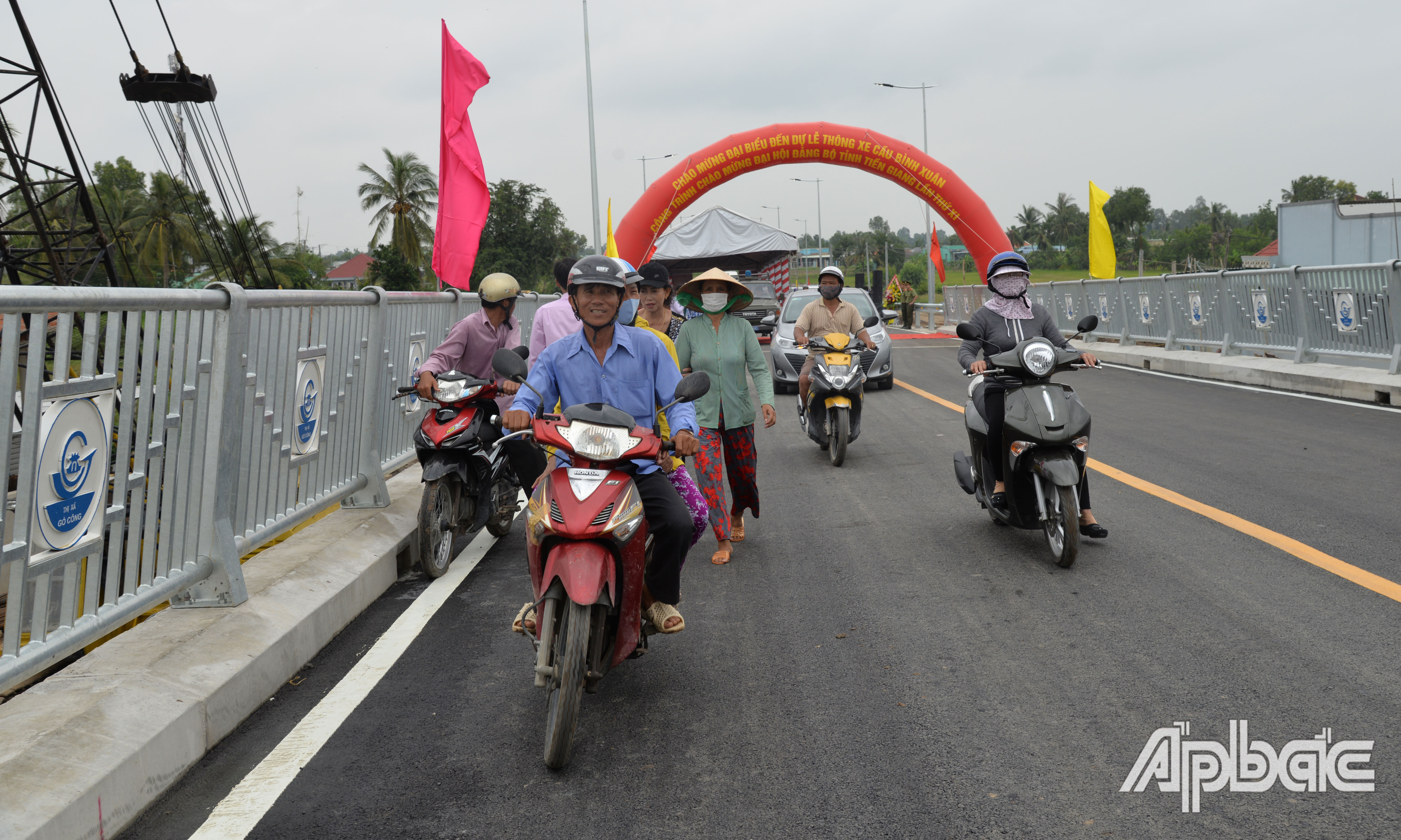 Người dân qua cầu Bình Xuân.