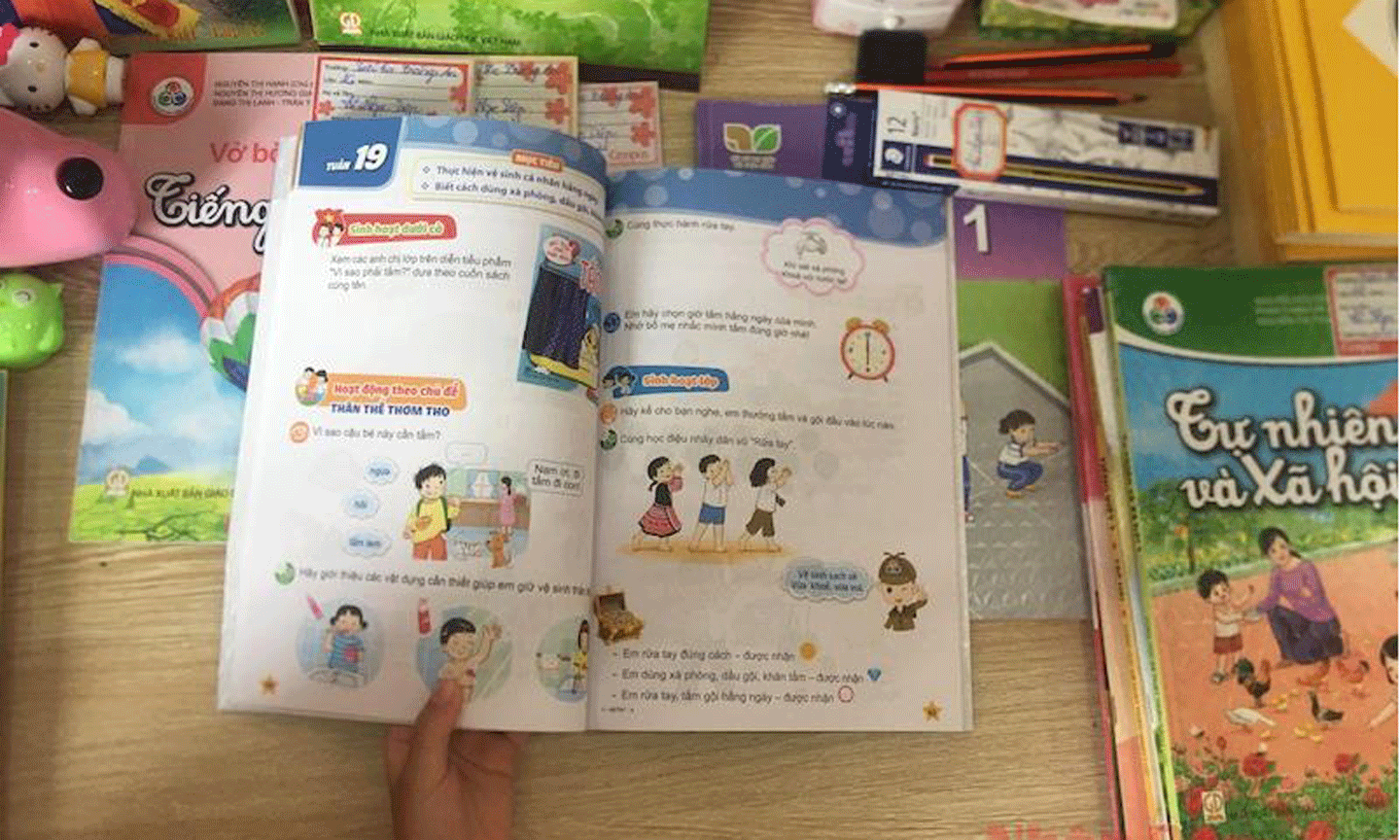 Ngoài thời gian học tập trên lớp, học sinh lớp 1 không phải làm thêm bài tập về nhà. Ảnh: ĐỨC DUY