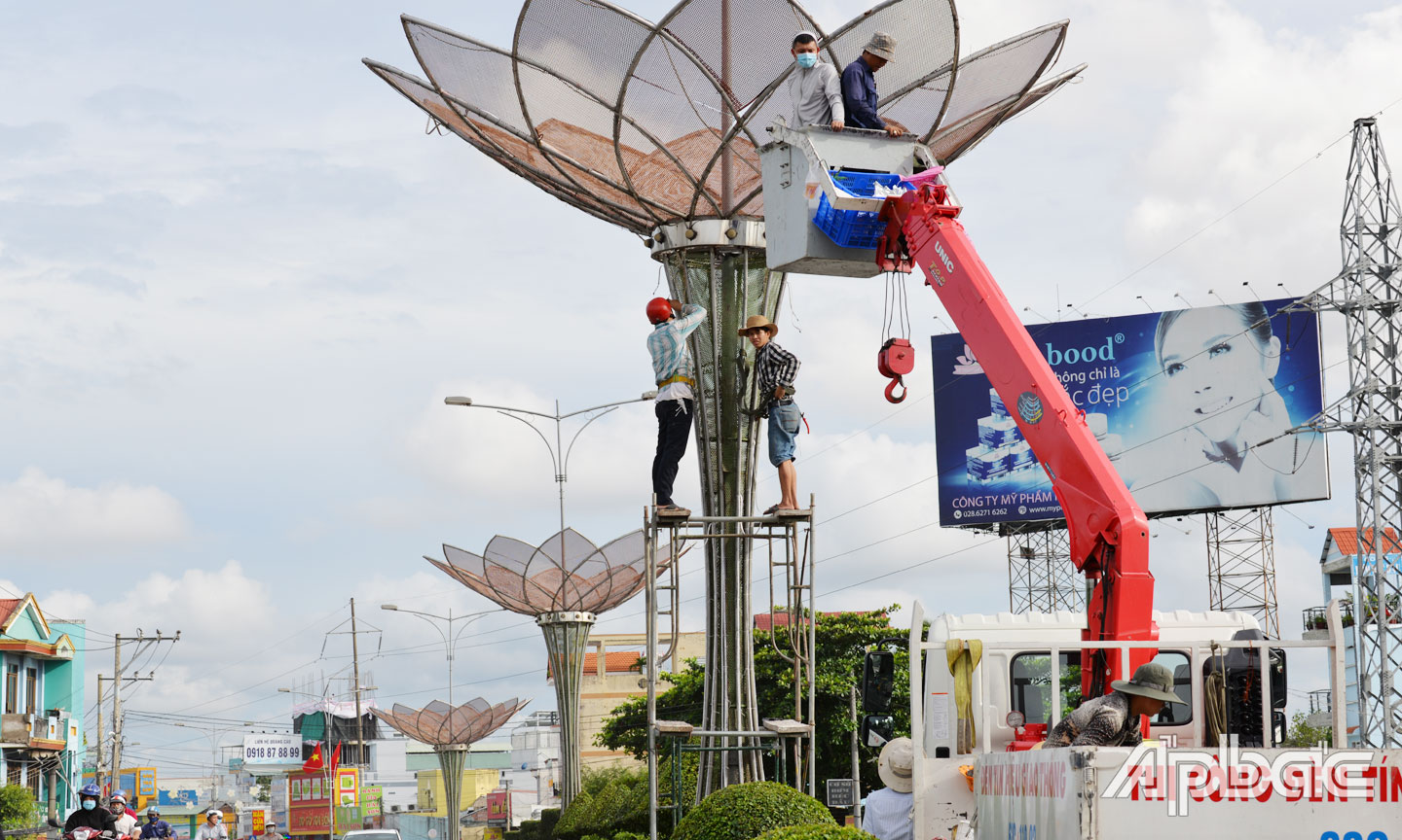 Hàng loạt các đèn chiếu sáng được sửa sang, thay mới.