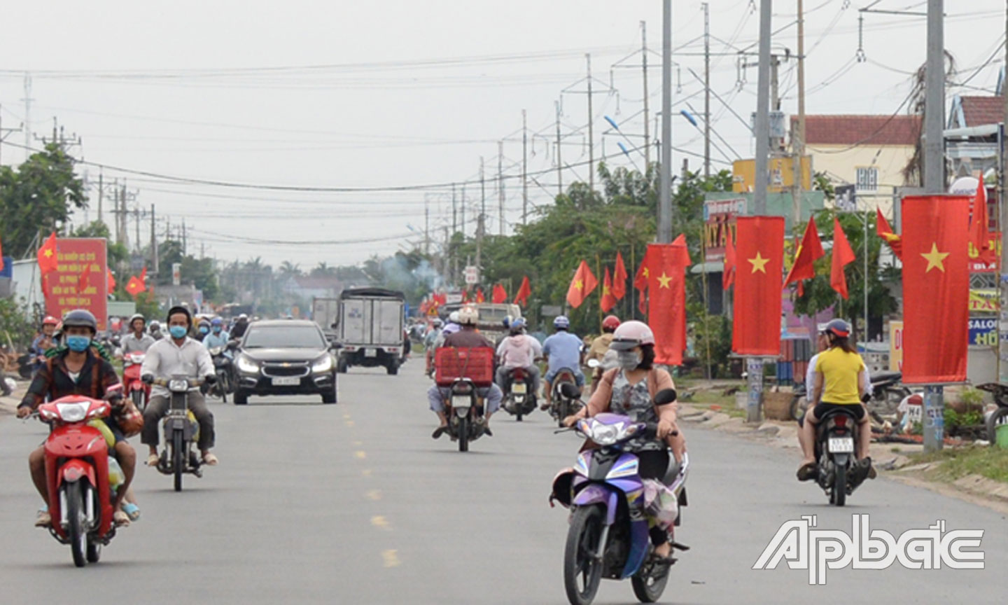 Cờ, phướn treo dọc con đường dẫn vào huyện Chợ Gạo.