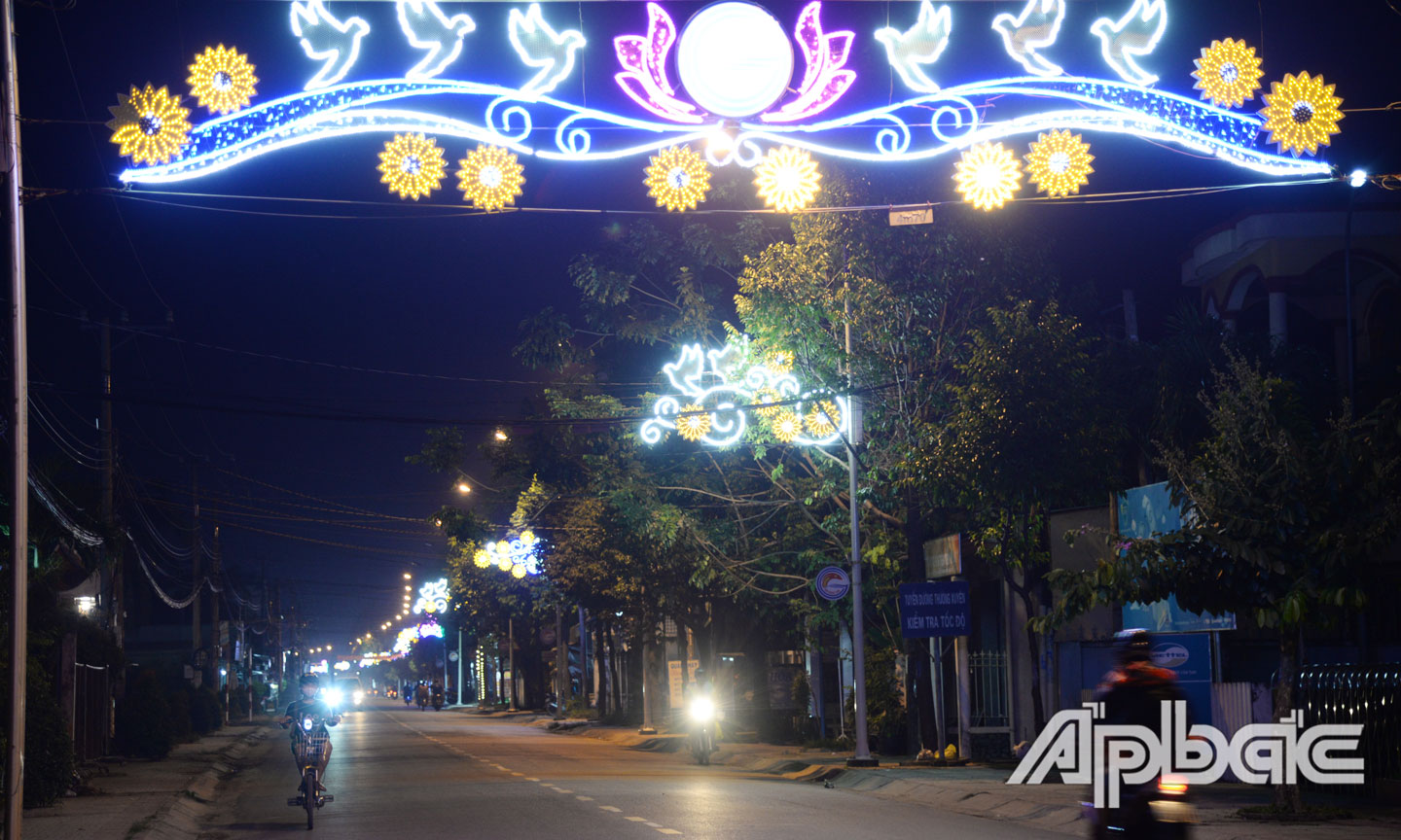Gò Công Tây rực ánh đèn đêm chào mừng Đại hội,