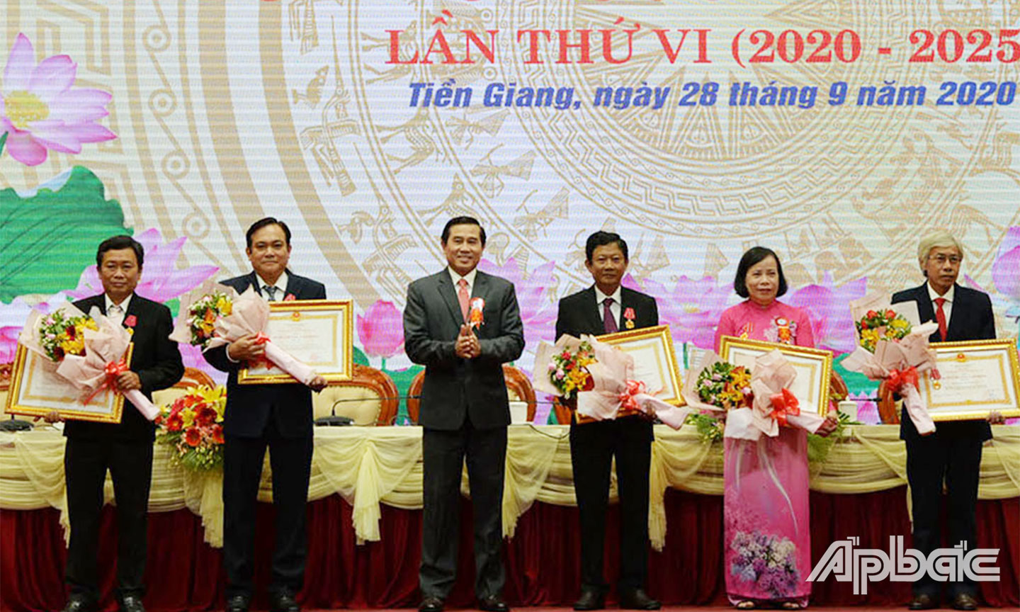 Thừa ủy quyền của Chủ tịch nước, Chủ tịch UBND tỉnh Lê Văn Hưởng trao Huân chương Lao động hạng Ba cho Giám đốc Sở Tư pháp Nguyễn Thị Đang (thứ 2 từ phải sang) tại Đại hội Thi đua yêu nước tỉnh Tiền Giang lần thứ VI - năm 2020. 