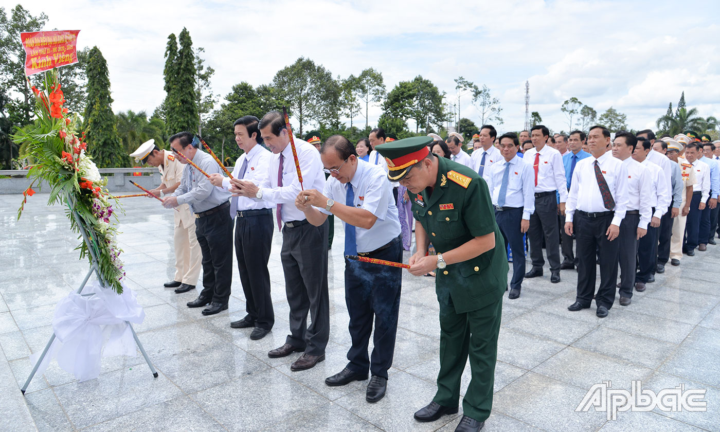 Lãnh đạo tỉnh dâng hương tưởng nhớ anh hùng liệt sĩ hy sinh vì quốc gia, dân tộc