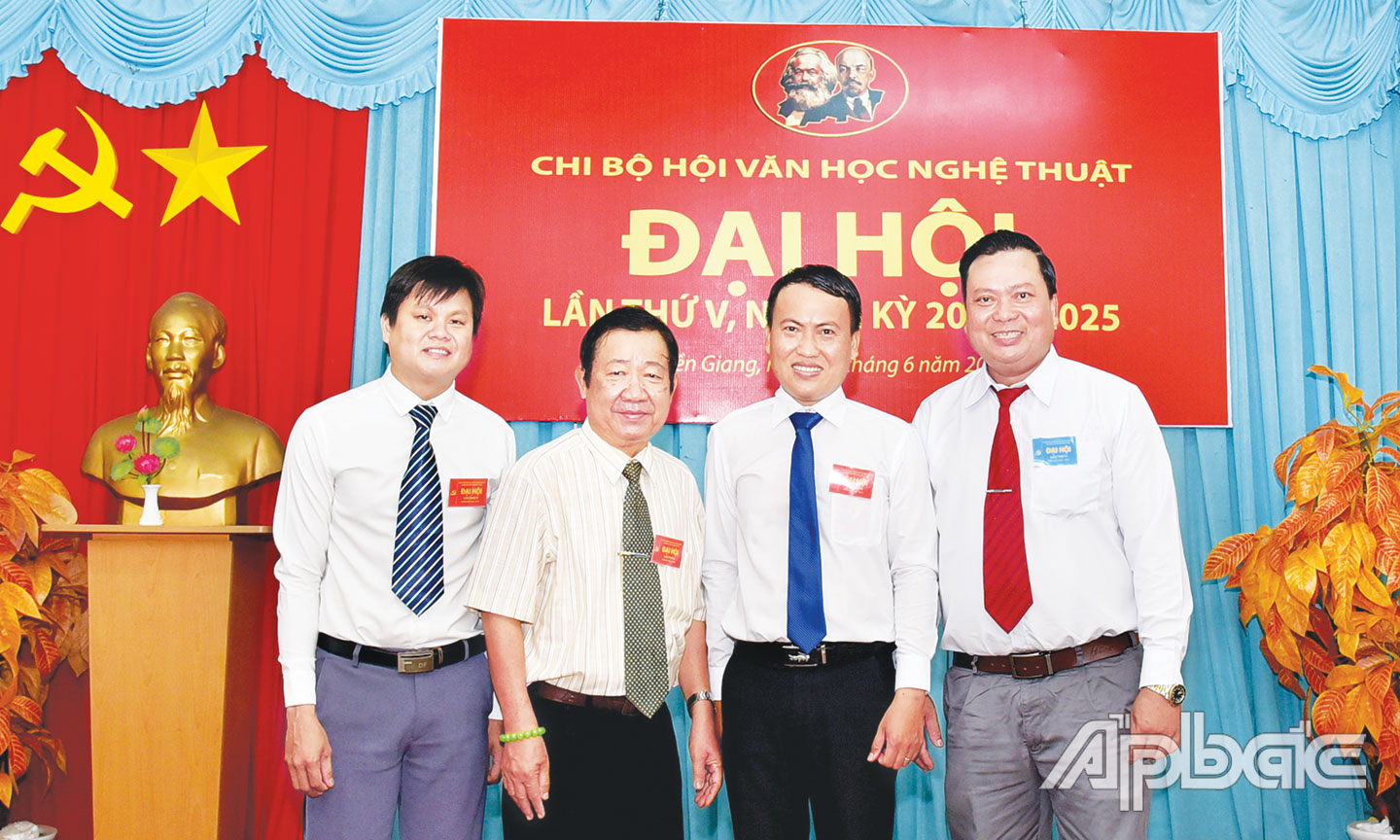 Đồng chí Trương Trọng Nghĩa (thứ hai từ phải qua) chụp ảnh lưu niệm tại Đại hội Chi bộ cơ sở Hội Văn học - Nghệ thuật tỉnh Tiền Giang nhiệm kỳ 2020 - 2025.