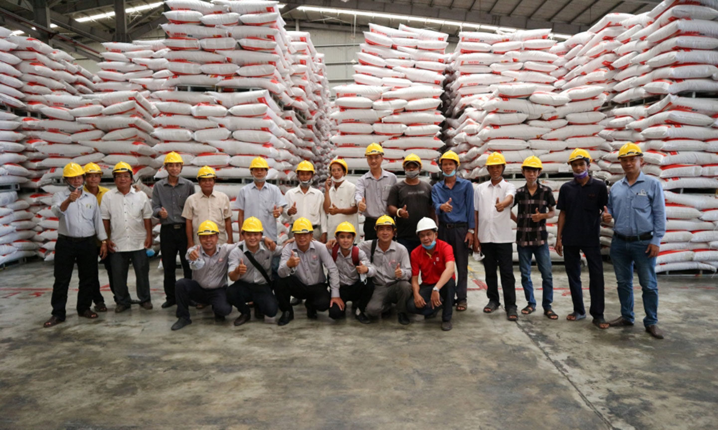 Hộ nuôi tham quan Nhà máy thức ăn thủy sản Sao Mai.